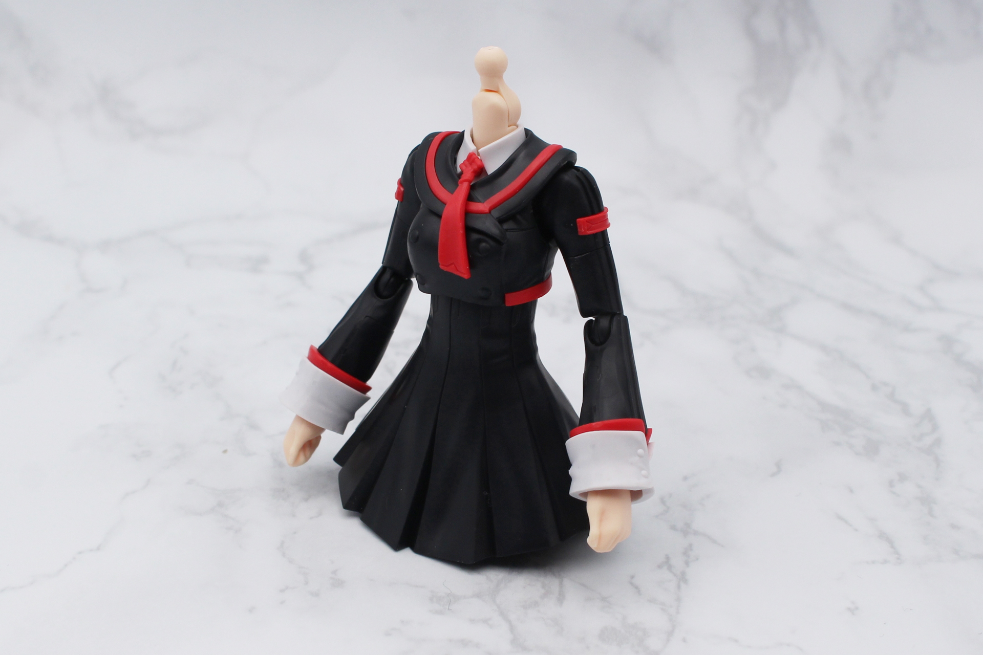 胴体に腕を取り付ける