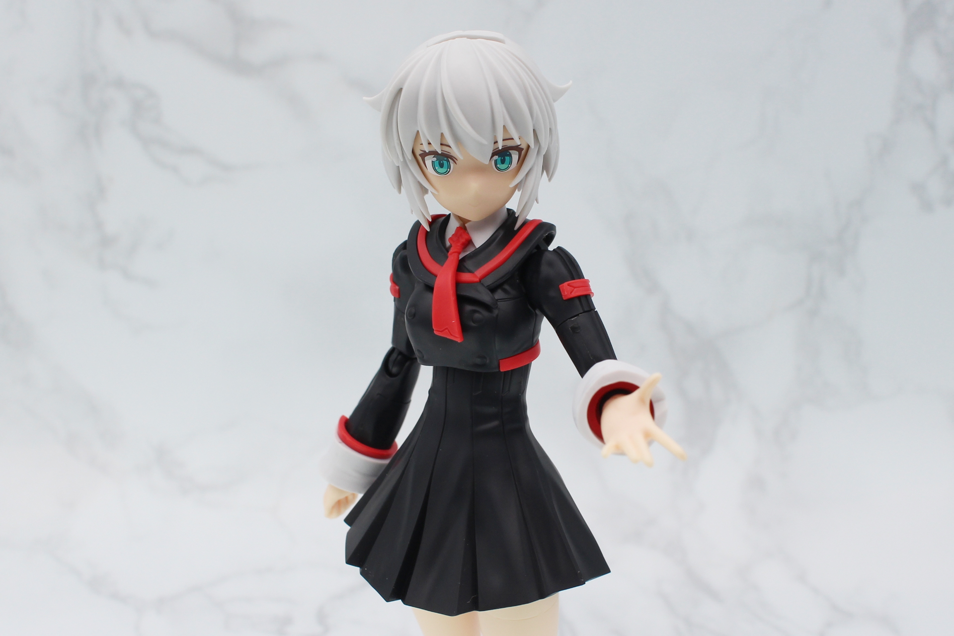 首元には襟のあるネクタイスタイル。肩にはセーラー服のカラーのような意匠がある