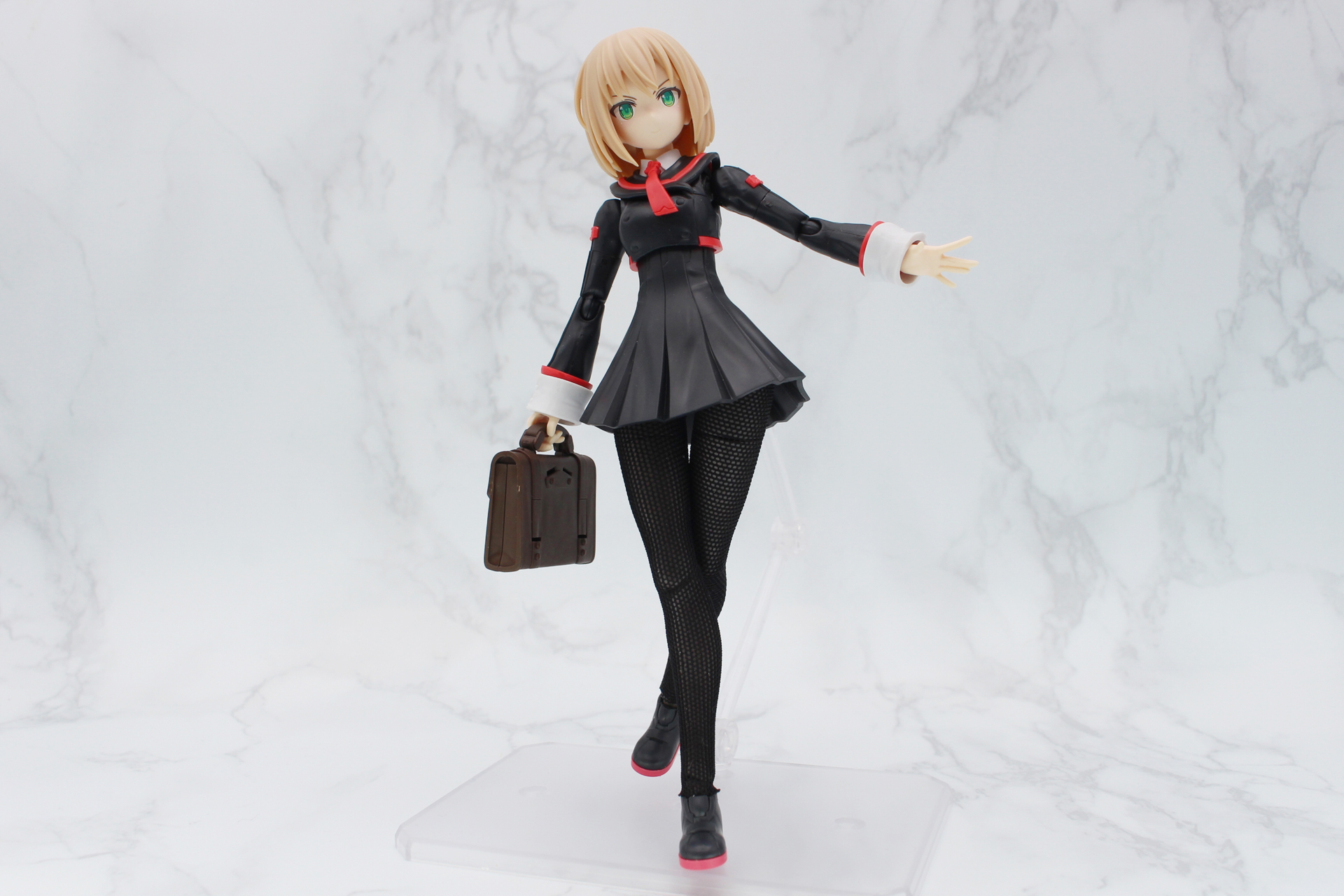 ティアーシャ(ダリアウエア)と「オプションボディパーツ アームパーツ&レッグパーツ[ブラウン]」の組み合わせ。設定上は網タイツだが、遠目に見れば普通のタイツにも見える。なお、ソックスとシューズは合わないのでほかのパーツで工夫しよう