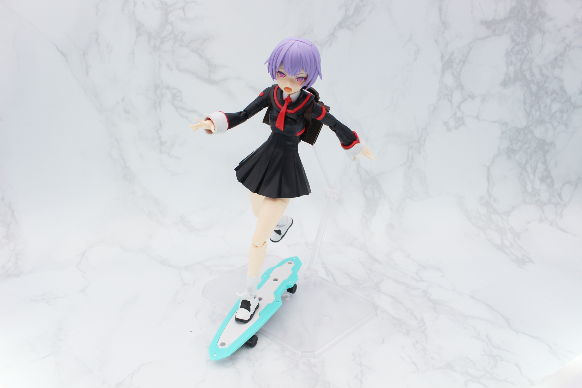 ライディラのスケボー通学スタイル。シューズは「オプションパーツセット19(ダッシュユニット)[カラーA]」のもので、形を選べばソックスも生かせる