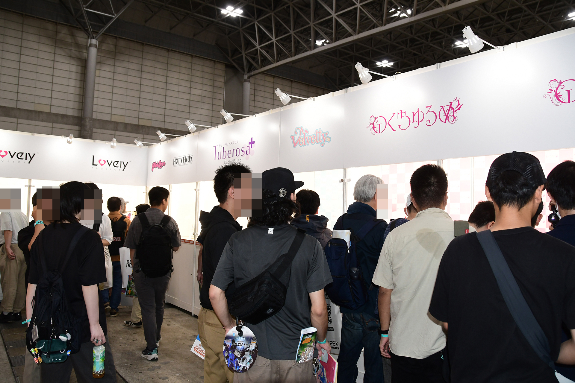 様々な立体作品や資料を展示