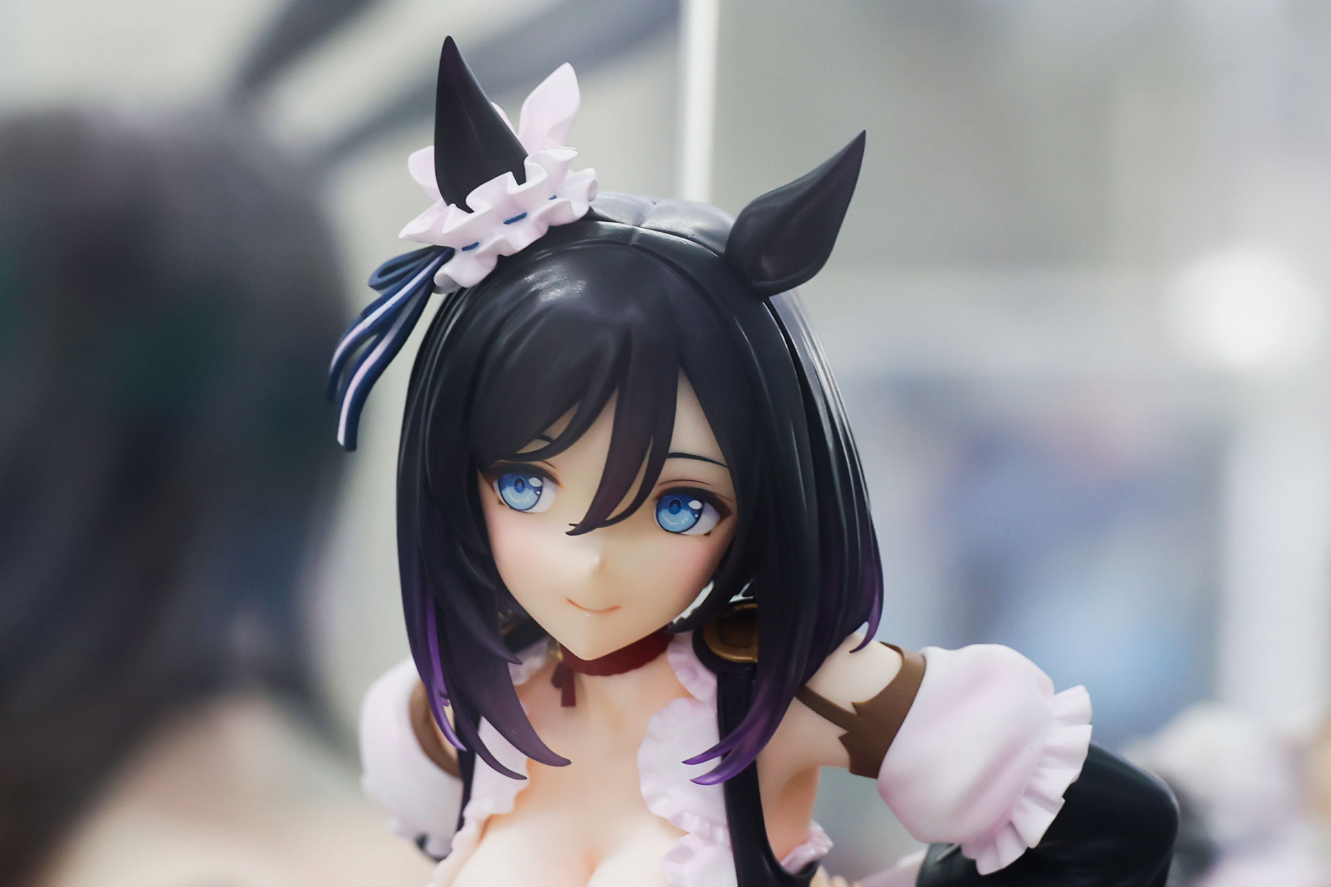 毛先に向かって紫色へ変化する彩色も美しい