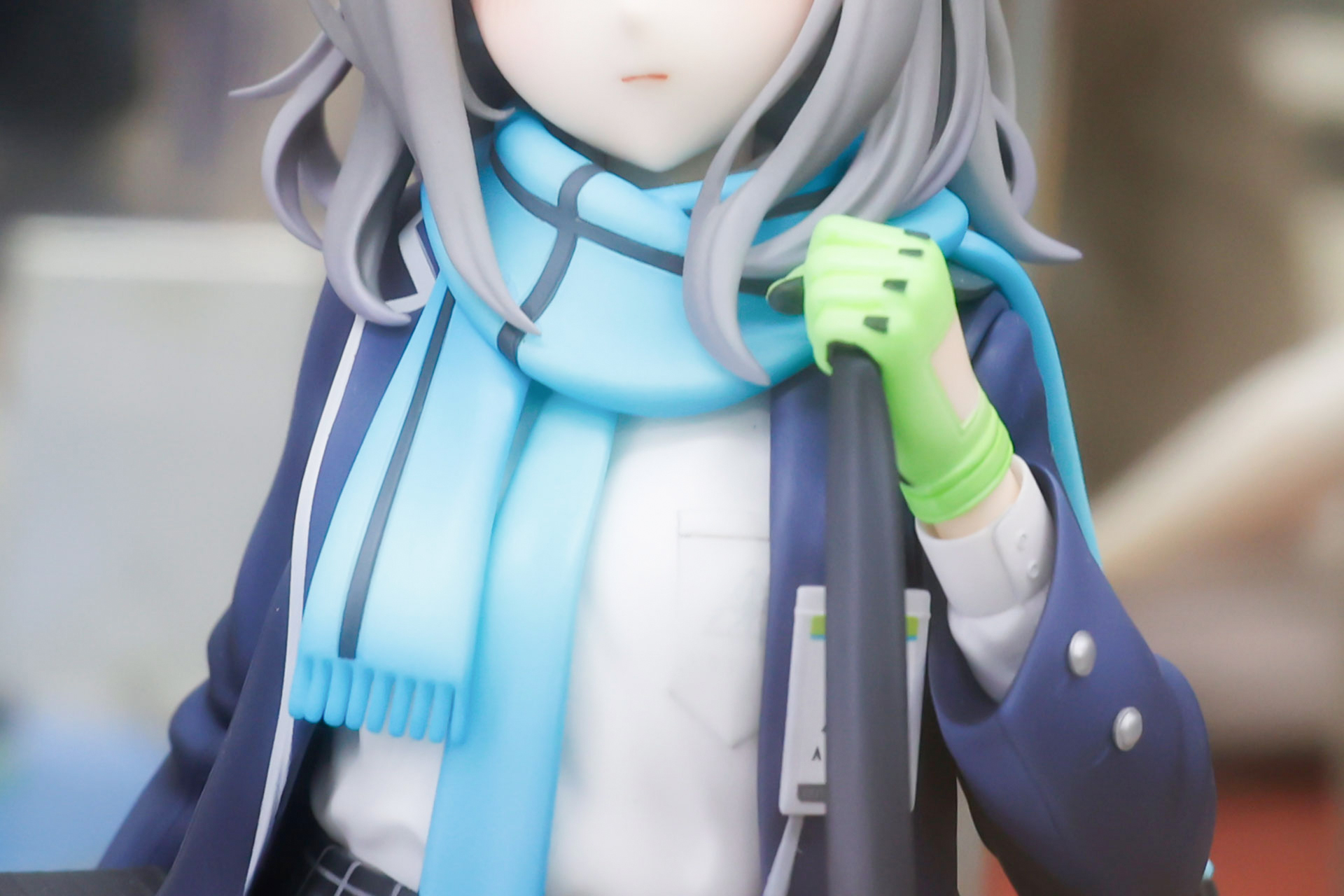 ブルーのマフラーとグリーンのグローブが鮮やかだ