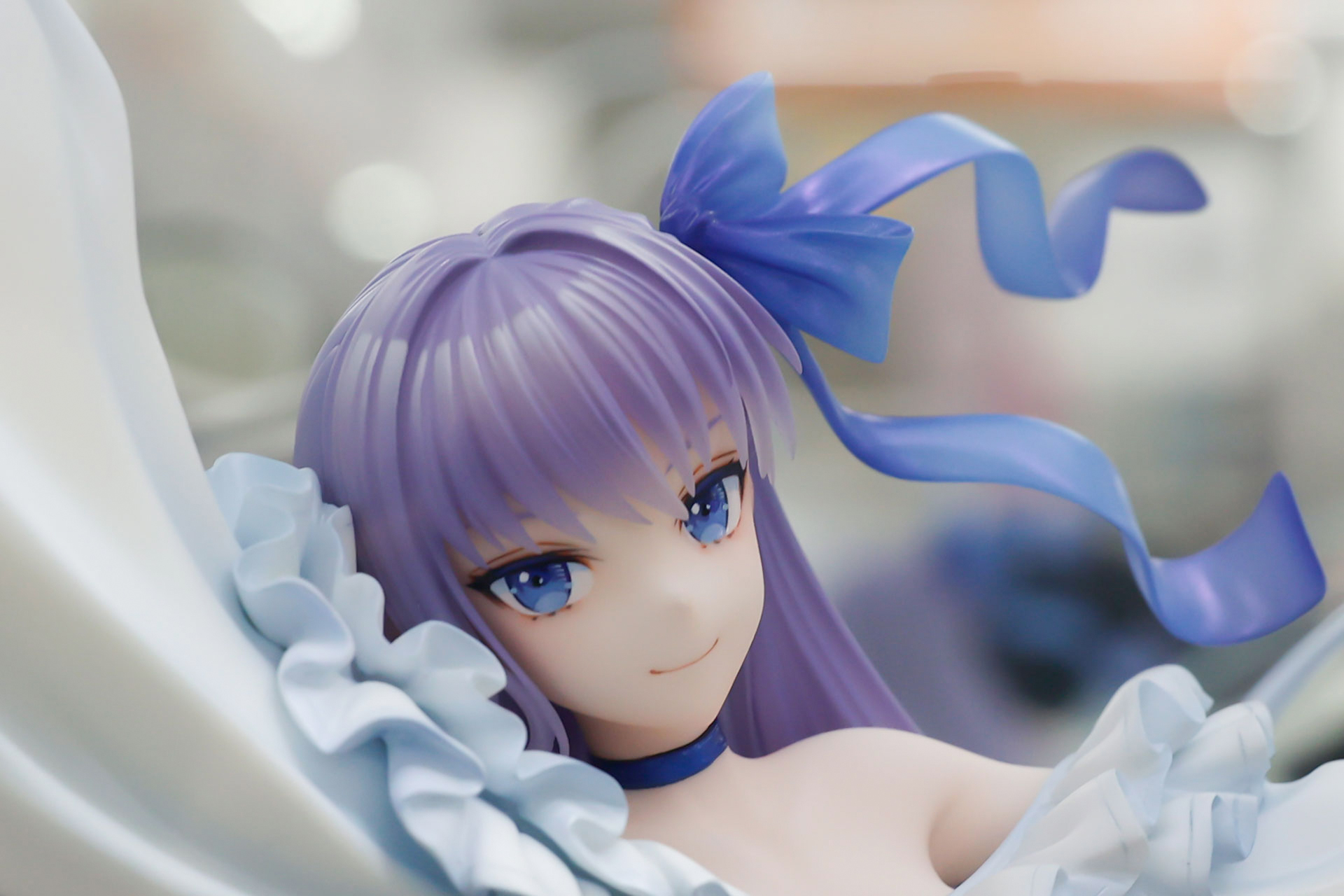 気品のある微笑みを浮かべている