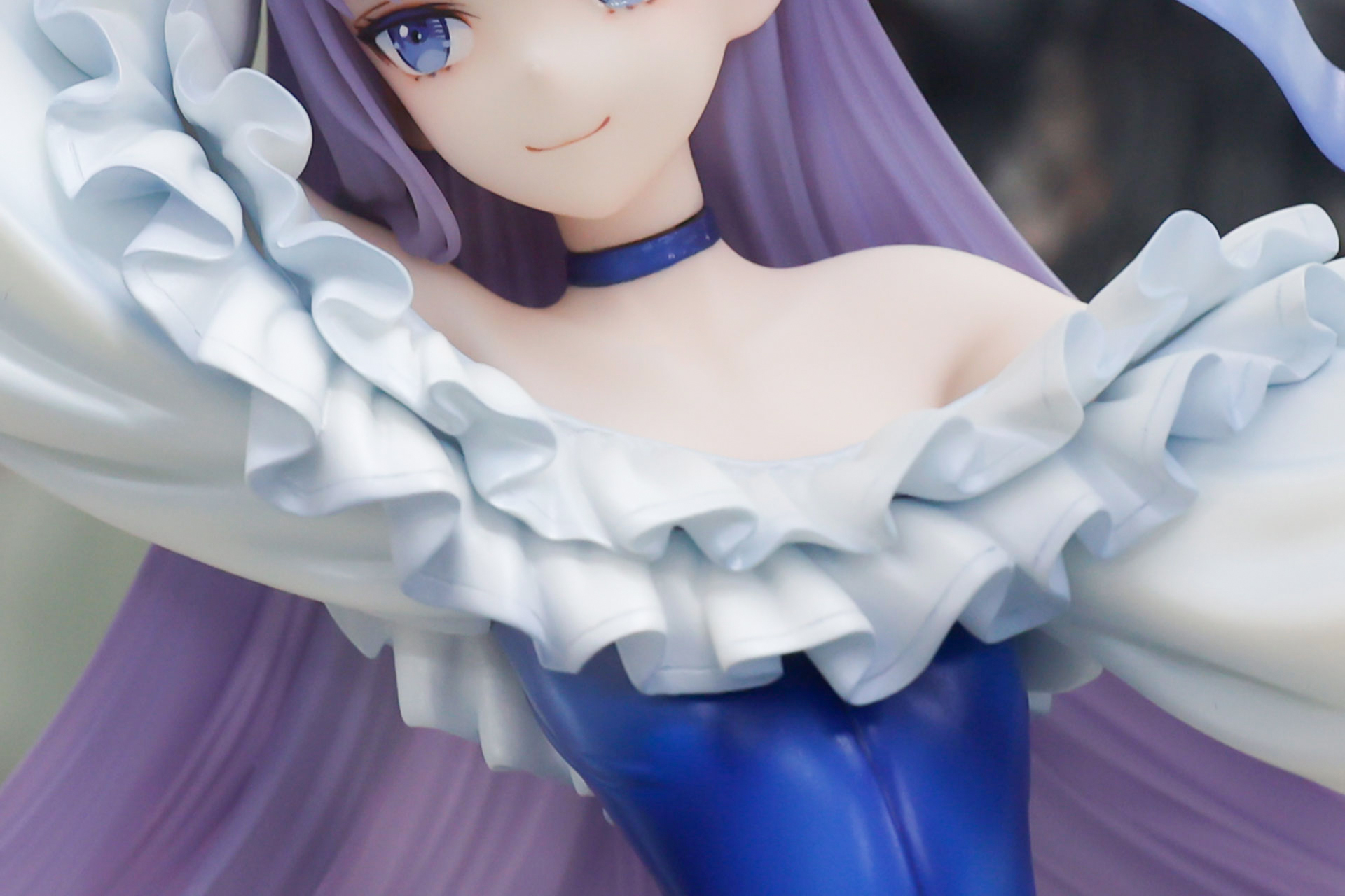 胸元を囲むフリルは幾重にも重ねられている