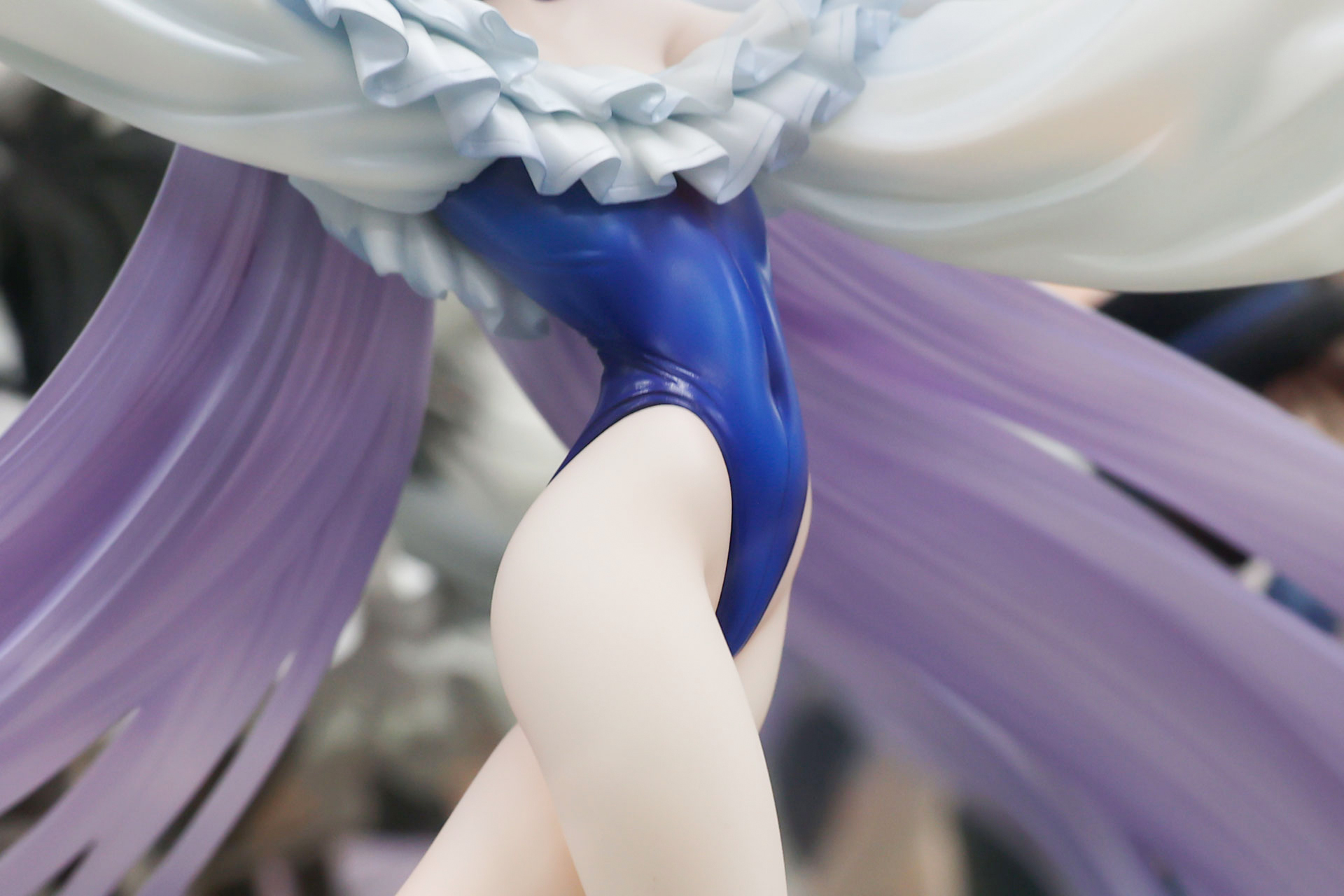 深いブルーの衣装は身体に密着している