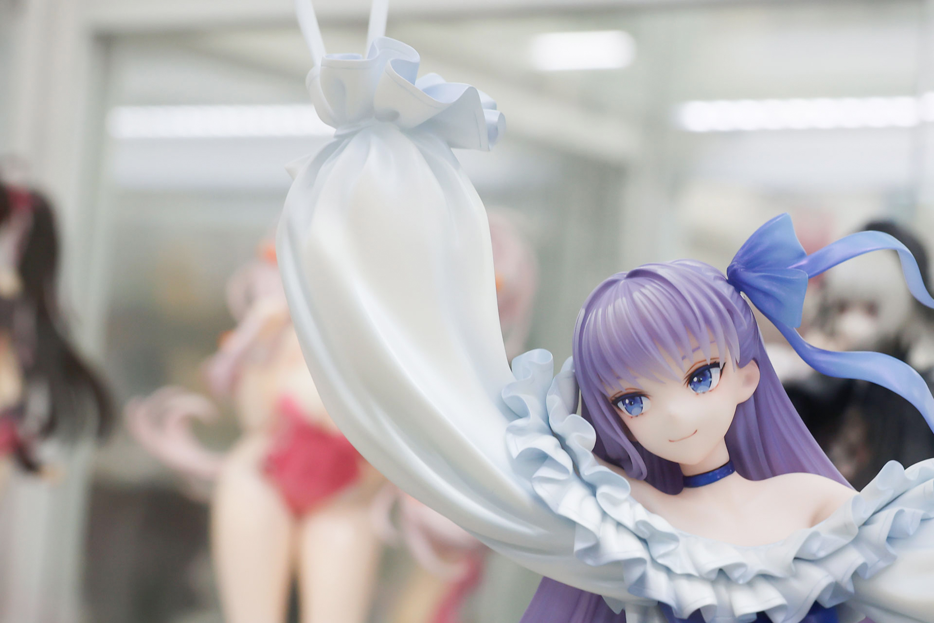 大きく広がった白い袖がダイナミックな輪郭を作り出す