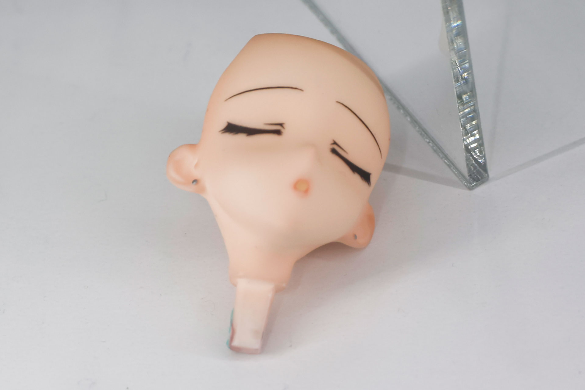 豪華版には目を閉じた差し替え顔パーツが付属する