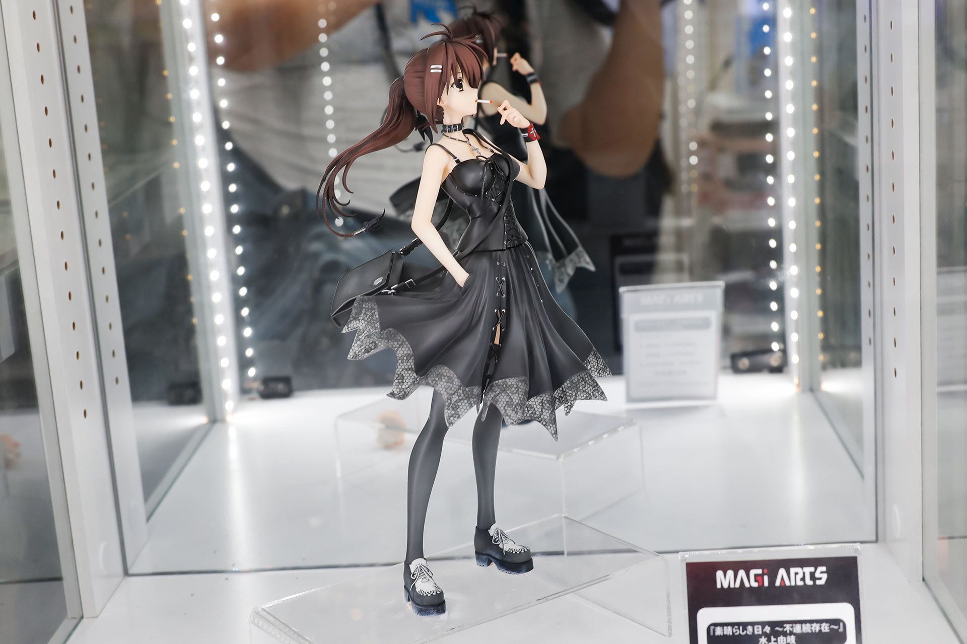 フィギュアの素材はPVCとABSで、全高は約260mmだ