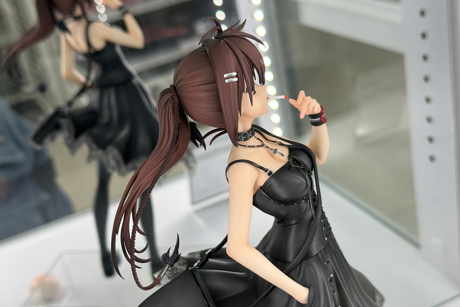 ポニーテールに沿って施された細い編み込みも見事だ