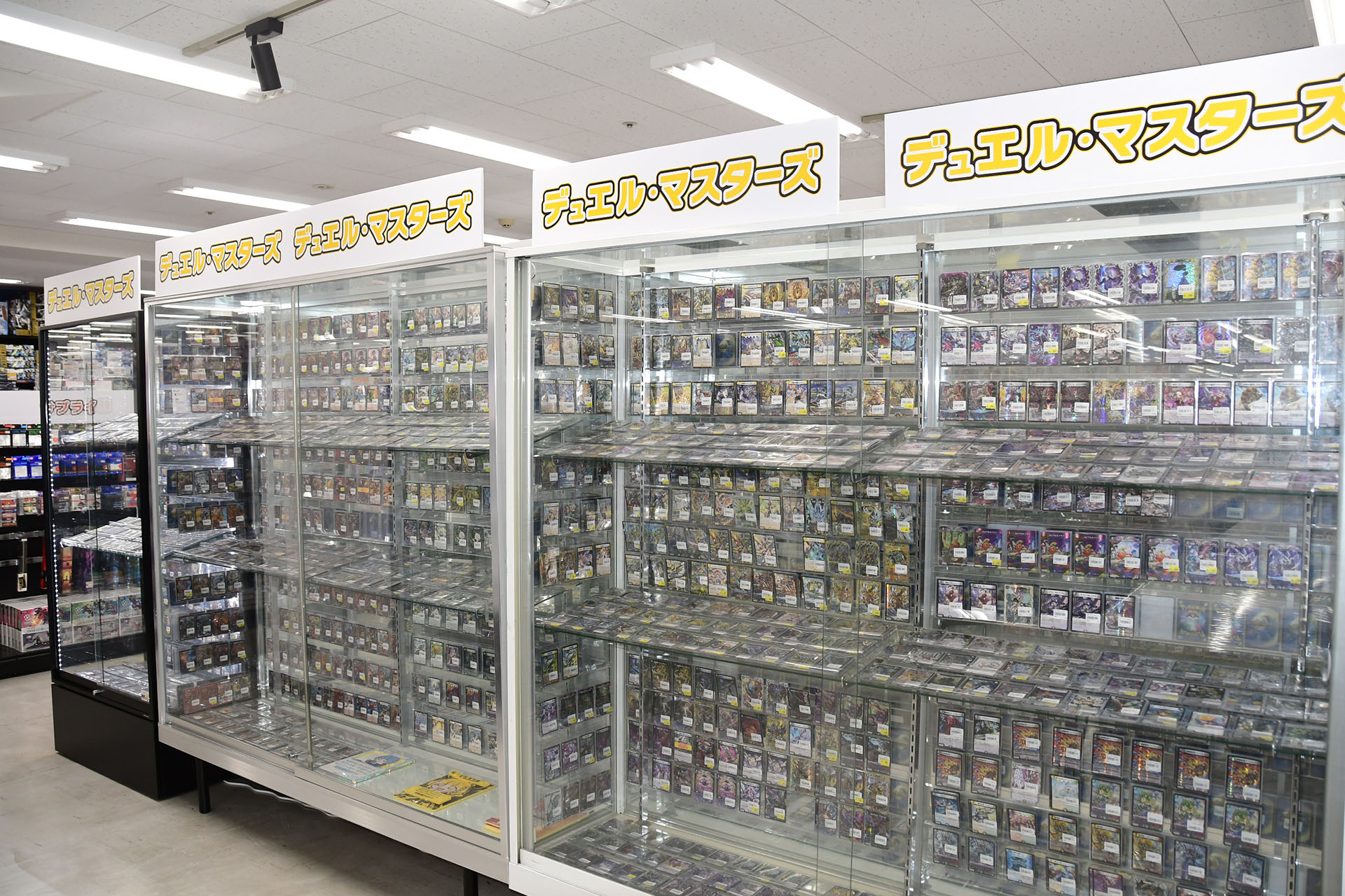 「ポケモンカードゲーム」、「ONE PIECEカードゲーム」は定番だが、「デュエル・マスターズ」の人気が同店の特徴