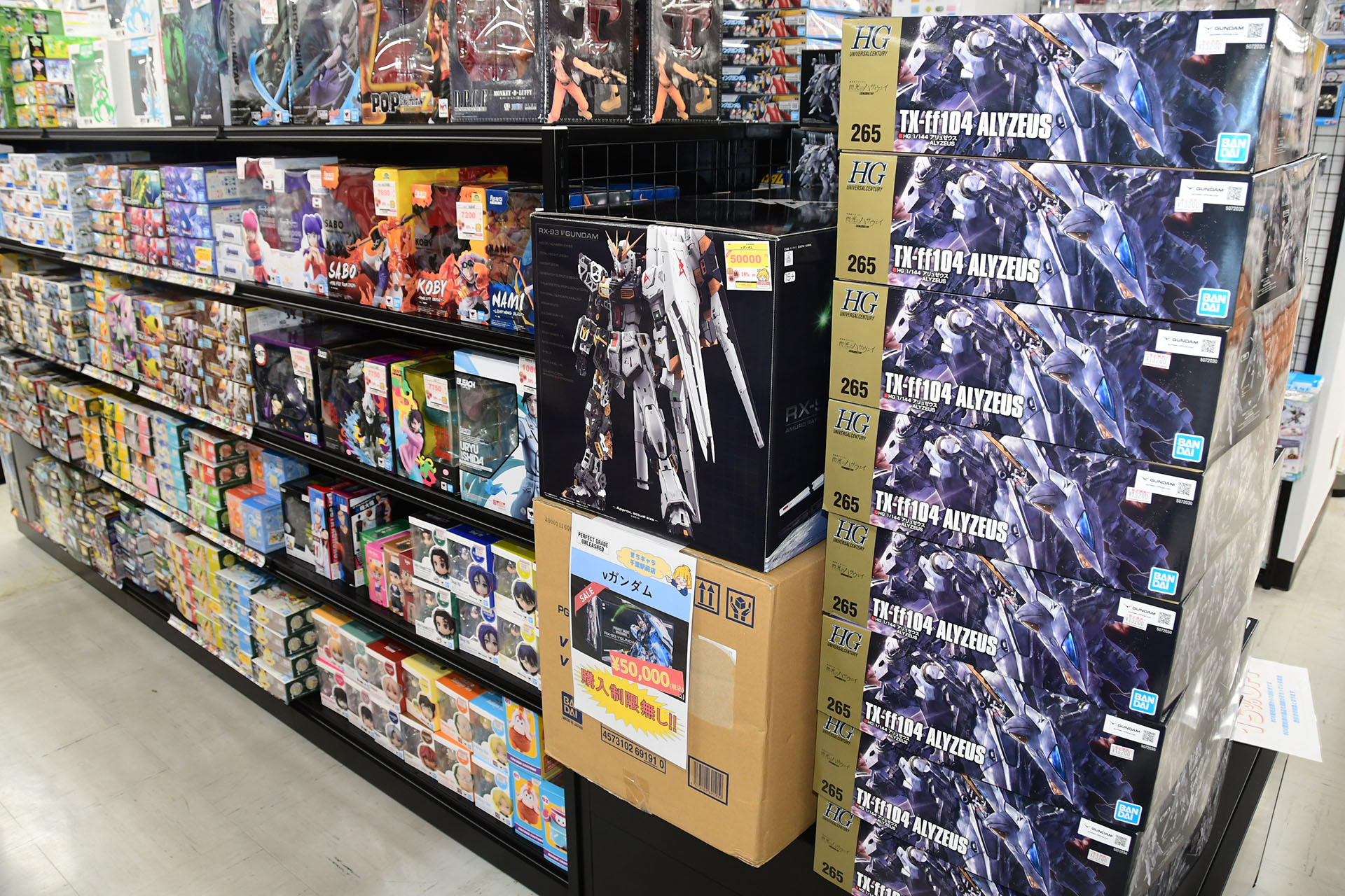 他店では貴重な「HG 1/144 アリュゼウス」、「PG UNLEASHED 1/60 νガンダム」も確認できた