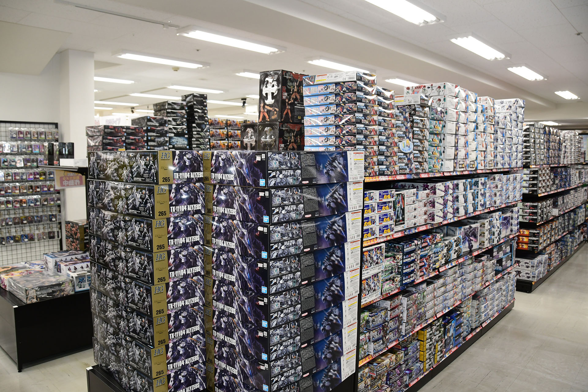 3つめの入り口は入って正面にガンプラだ