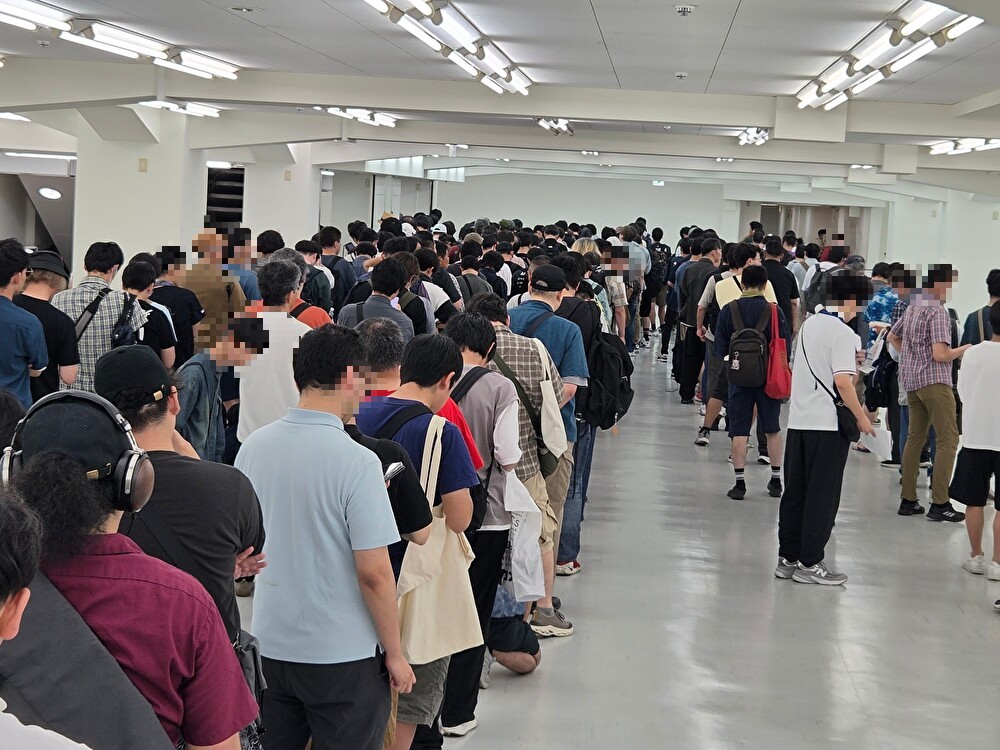 抽選で入場時間を指定された来場者の待機場所に、催事場スペースが使用された