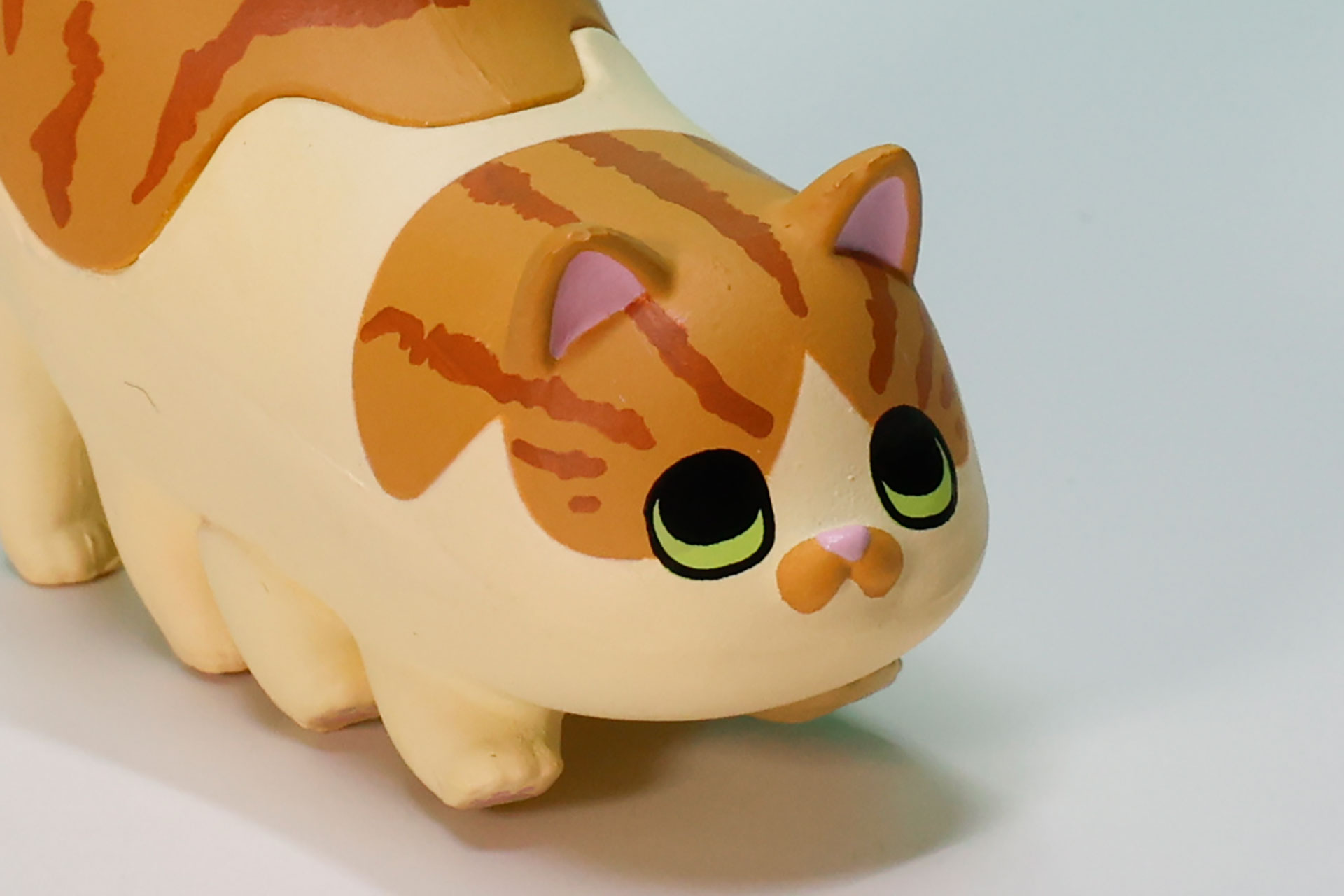 大きな瞳とピンクの鼻がかわいらしい