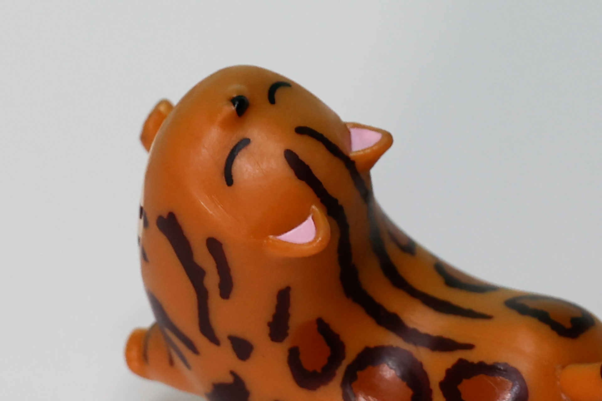 目を閉じた満足そうな表情がかわいらしい