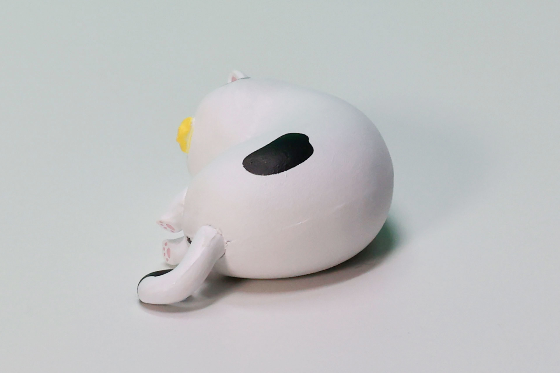 背面側にも黒いぶち模様が入っている
