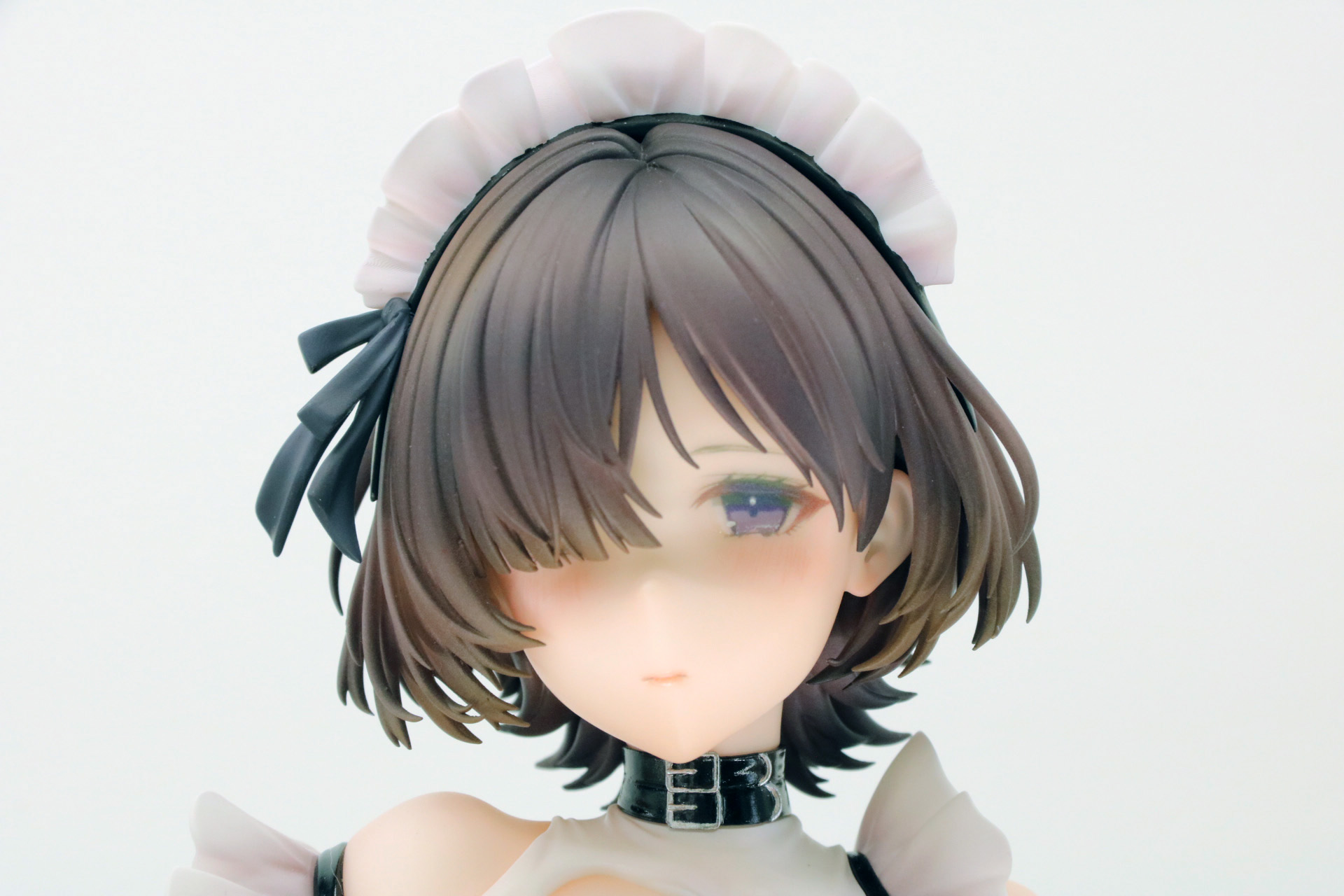 頭部もクールな表情に毛先まで細かく造形されている
