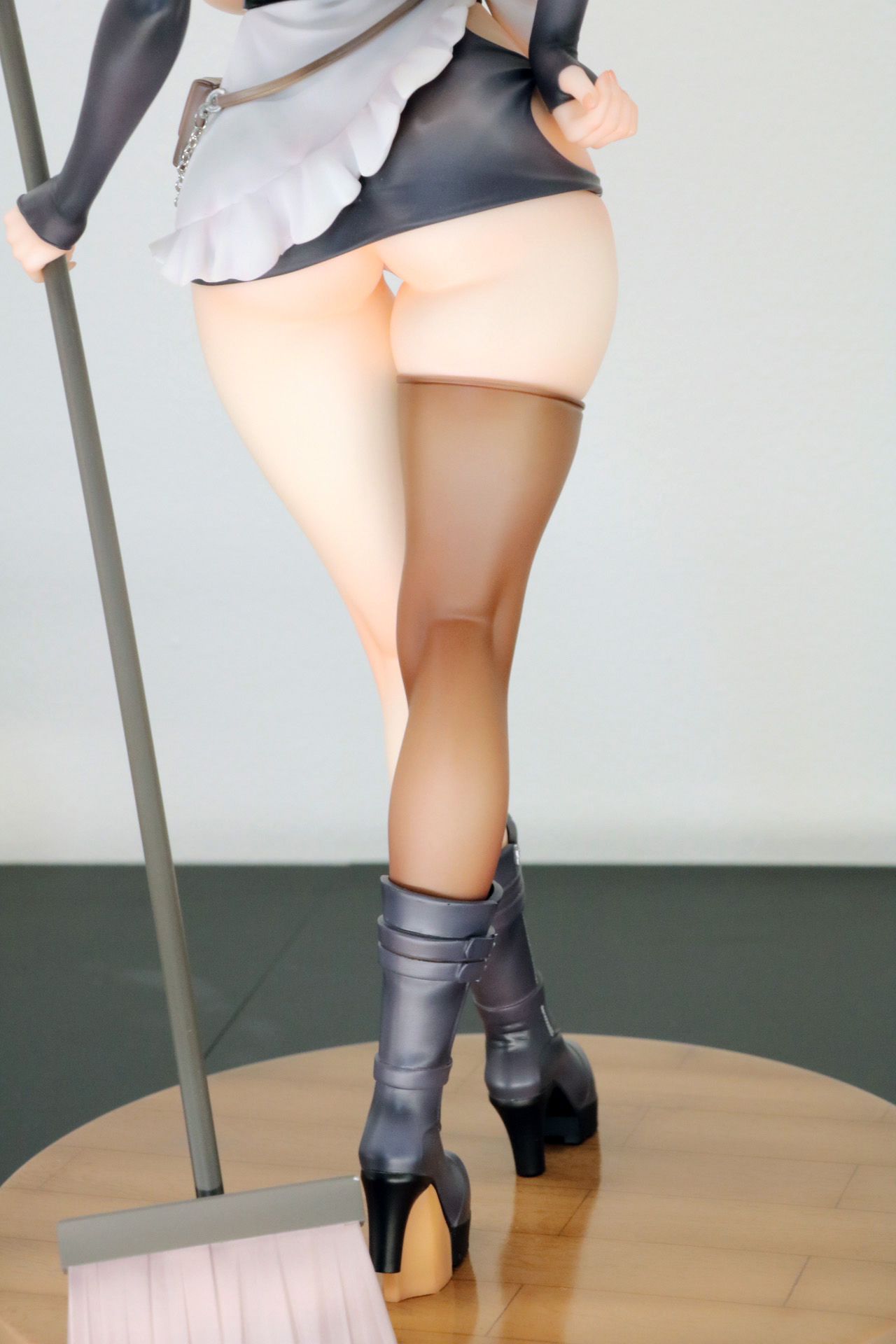 左手にはモップが握られている