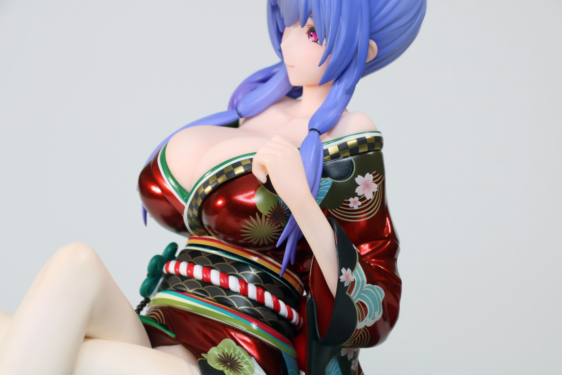 毛皮パーツは形を整えつつ、フィギュア本体にかける