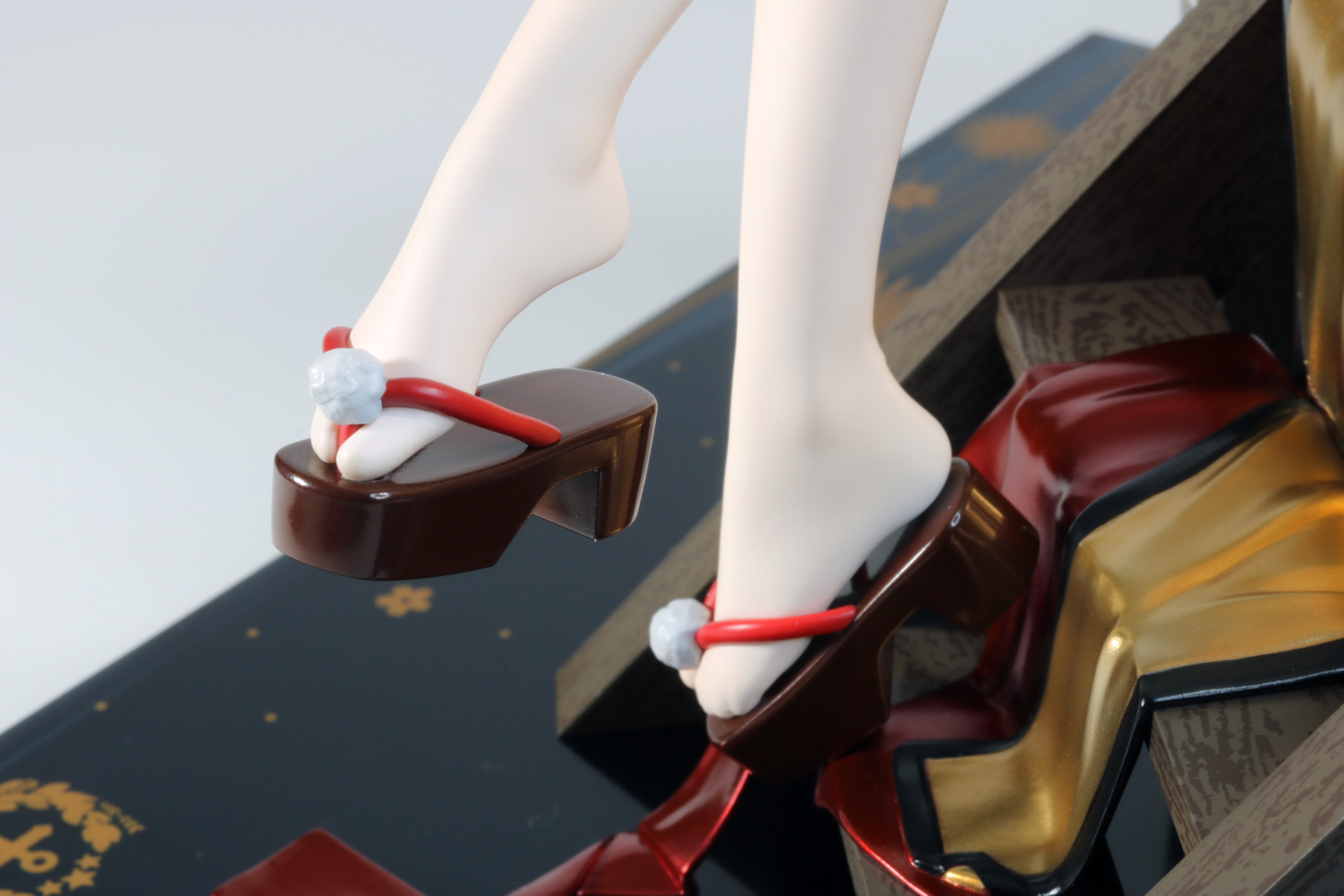 足先で下駄をもてあそぶような表現