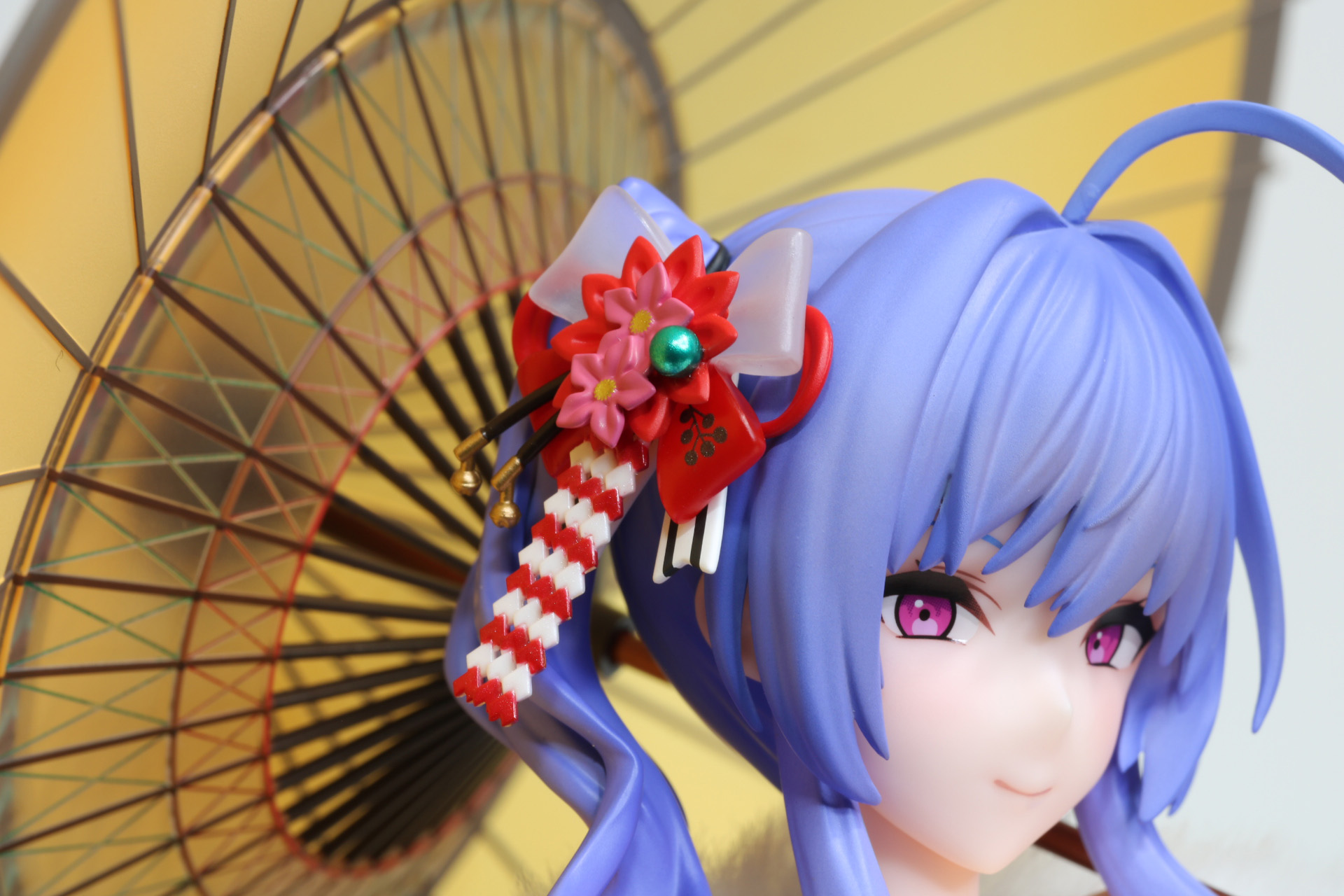 髪飾りも精緻に造形されている