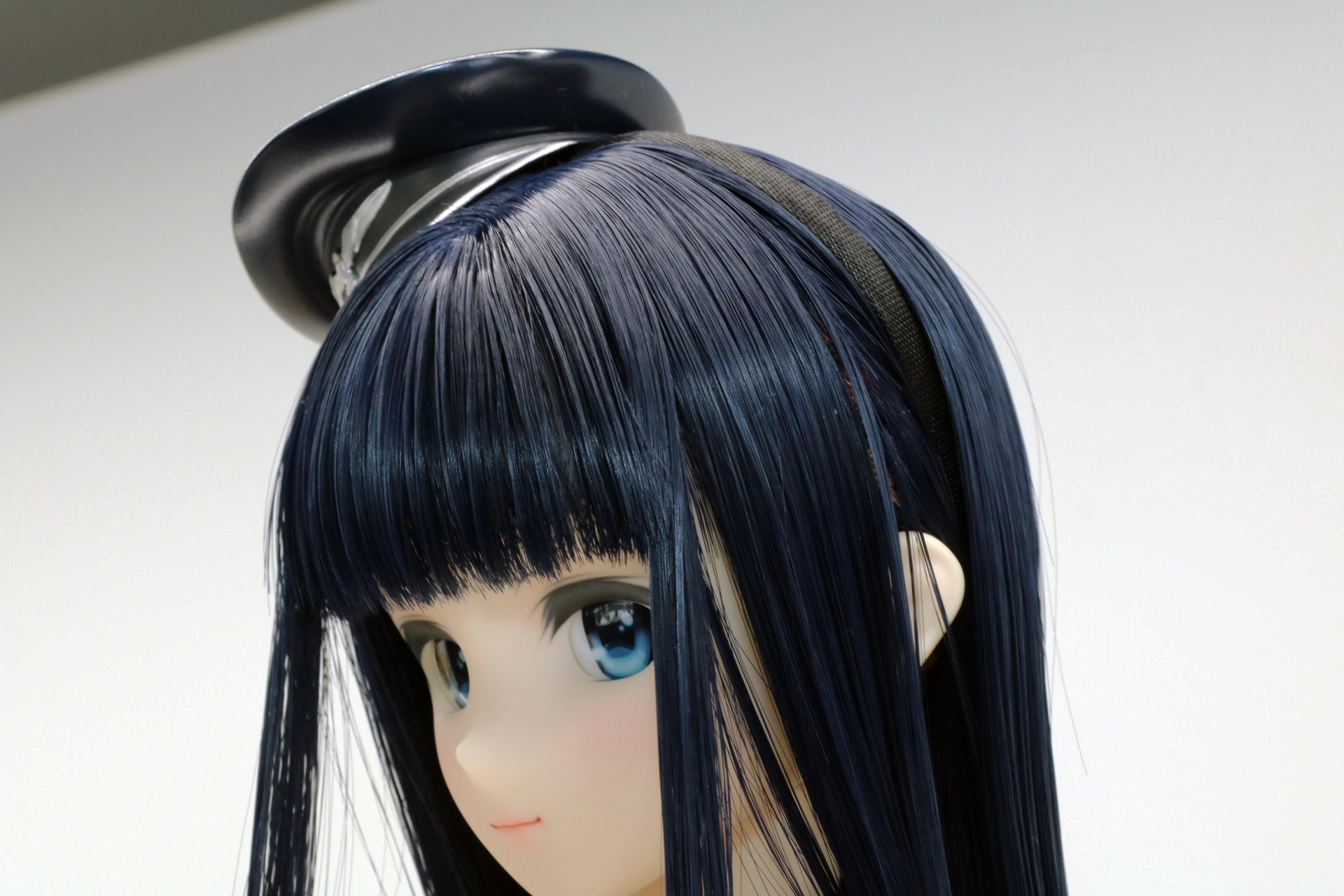 ウィッグは青と黒の2色でツヤのある髪質を表現