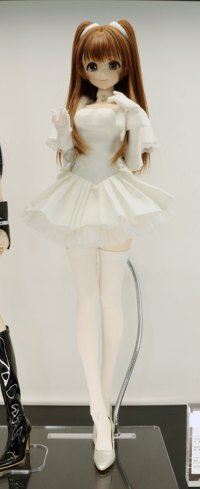 白いドレス衣装の「小木曽雪菜」