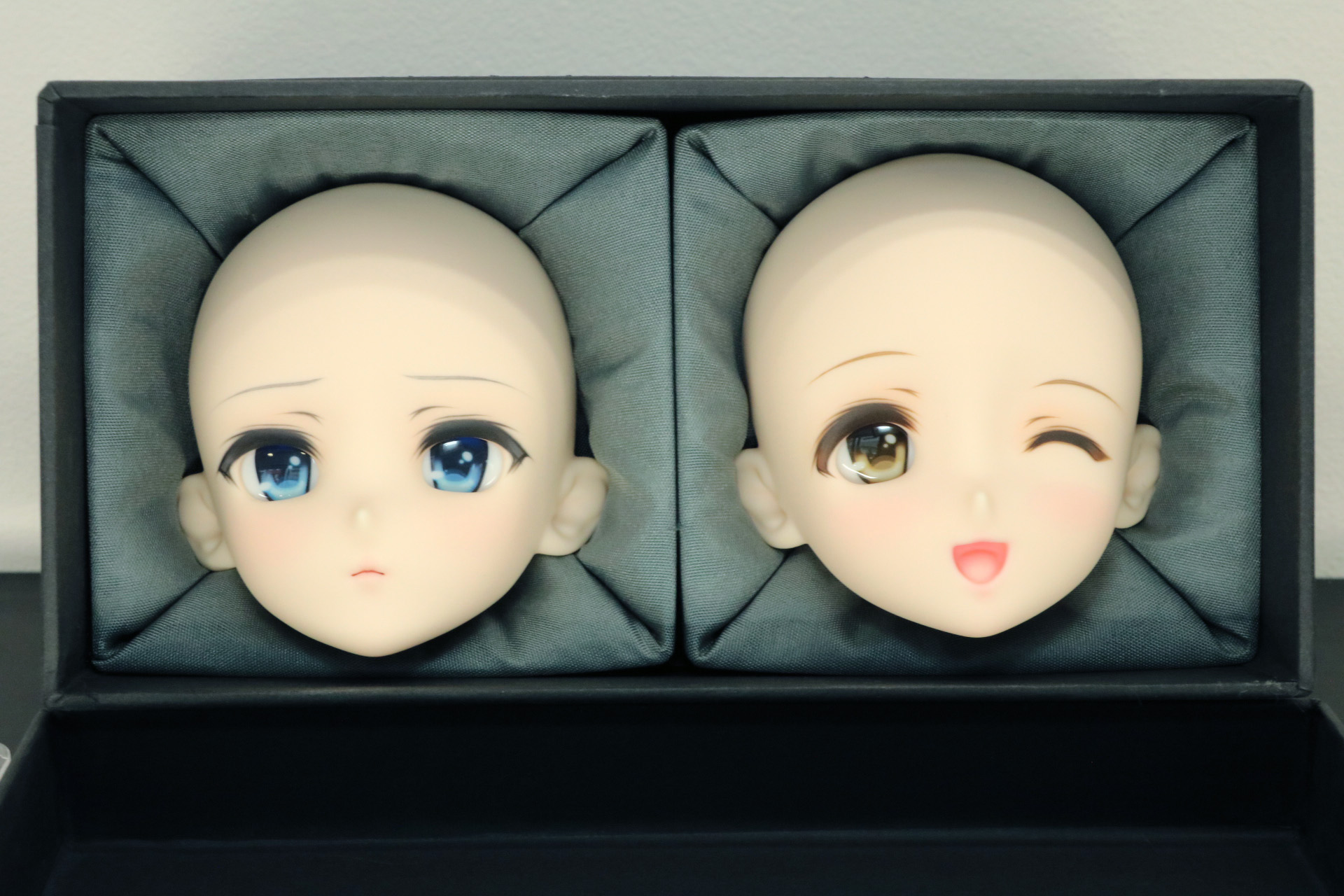 限定版付属の「小木曽雪菜」（右）と「冬馬かずさ」（左）の表情替えパーツ