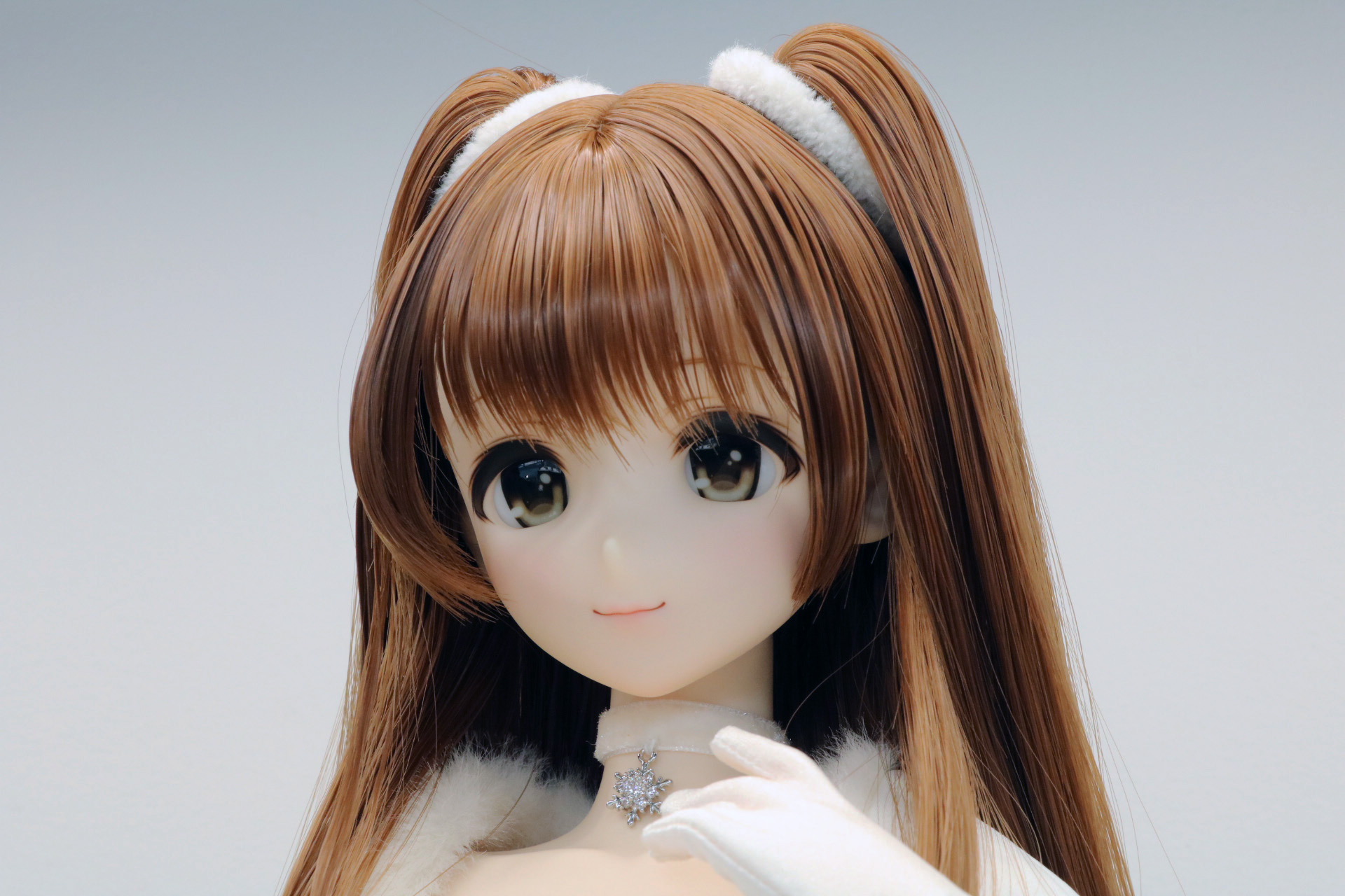 チョーカーのアクセサリーも細かく造形されている