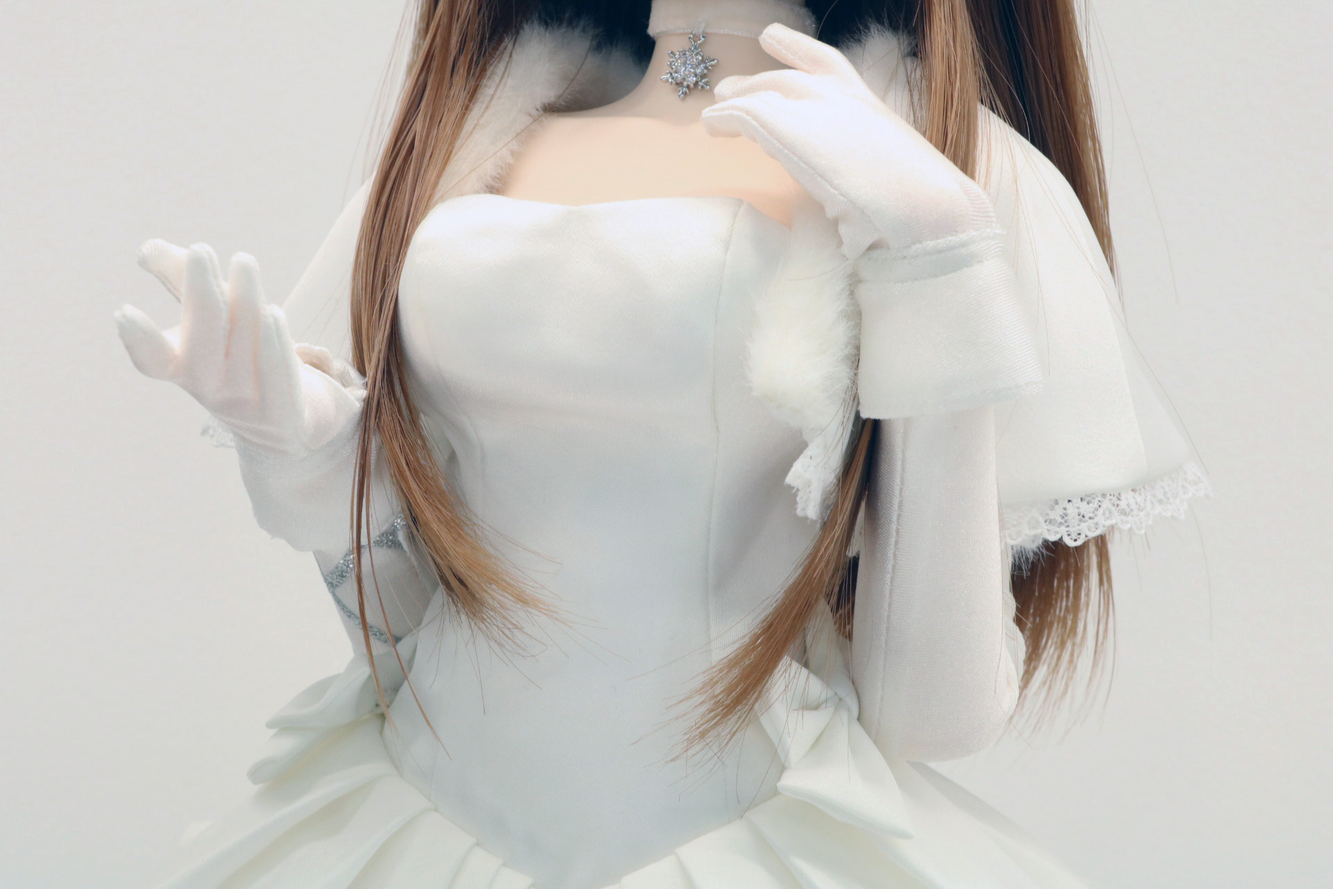 柔らかなドレス生地にファーの存在感