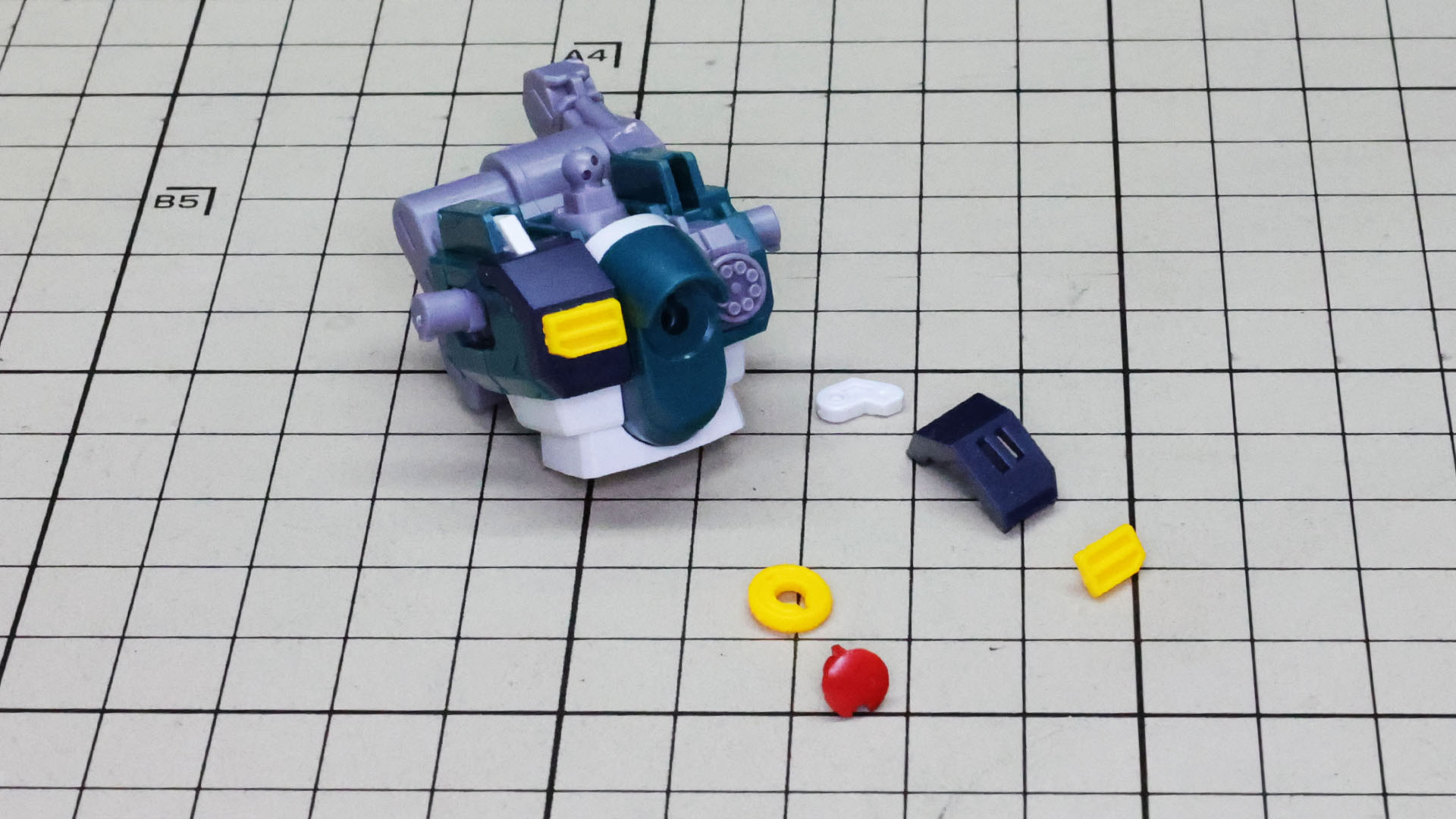 ガンダムらしさを表す胸部ダクトを組みます。カラー再現とヒンジ機構があります