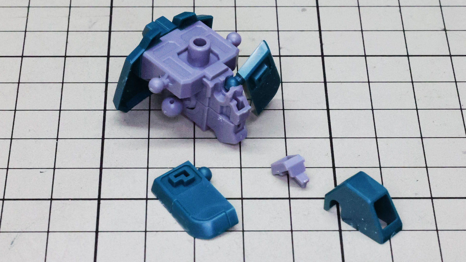 前後のスカートアーマーを取り付けます。前用は左右で分割できます