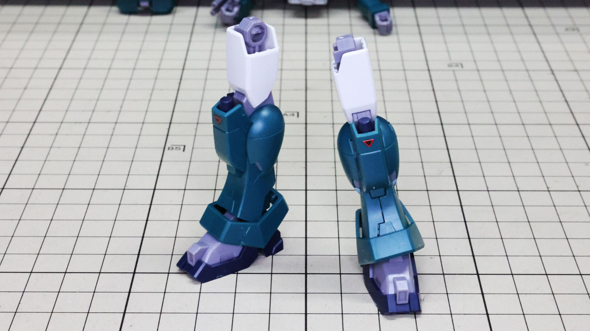 組み上がった脚部。両脚の膝アーマーにはシールでの加飾があります