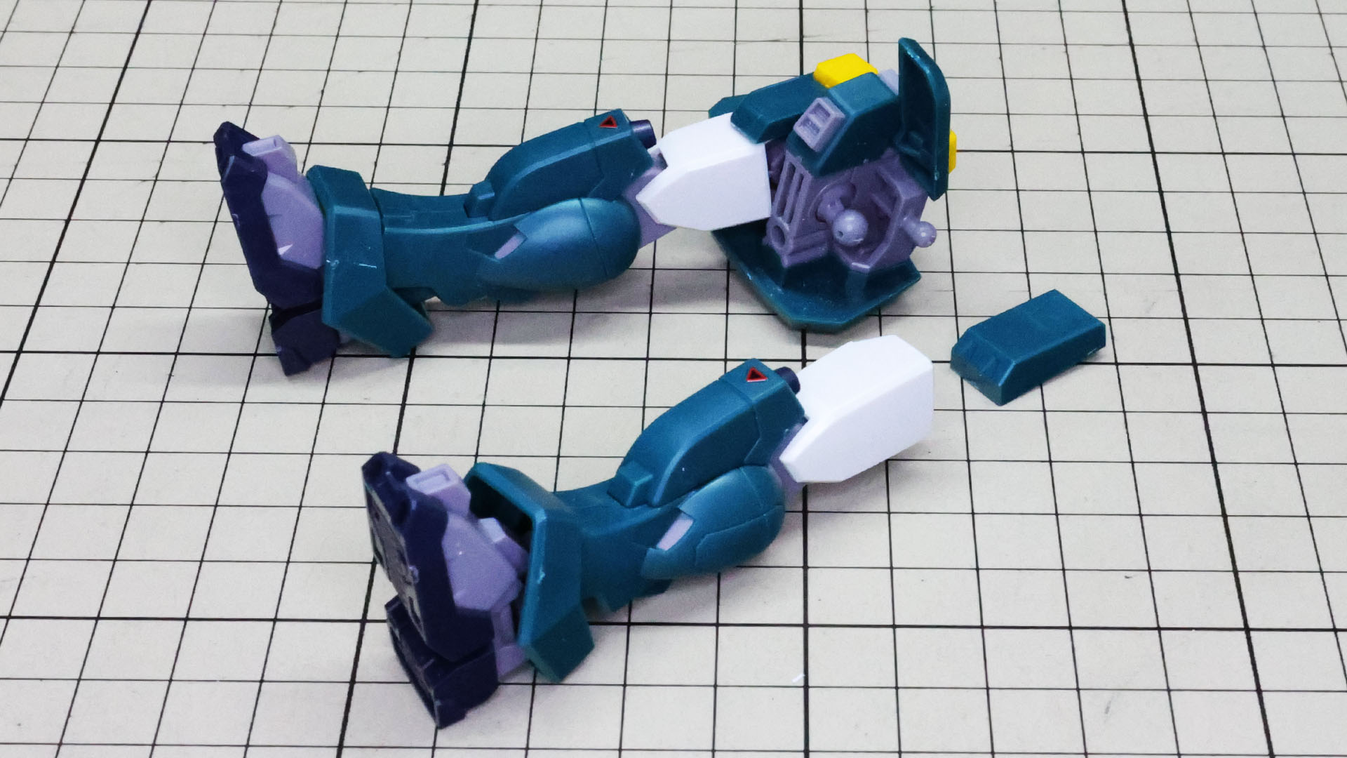ここで腰部と接続していき、サイドアーマーを取り付けます