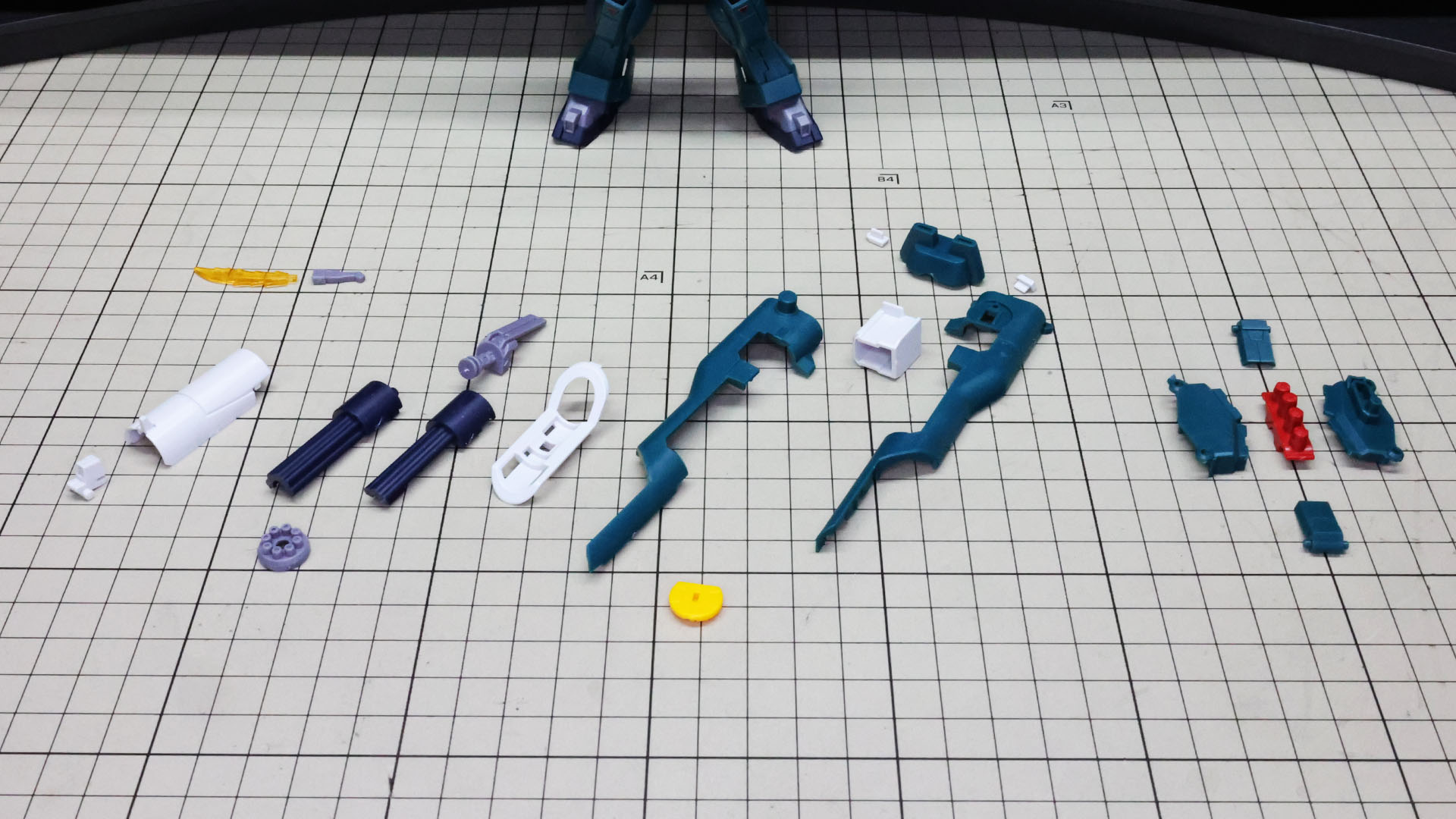 中央にインナーアームガトリング、左上にビームナイフ、右にセパレートミサイルポッドのパーツ群です