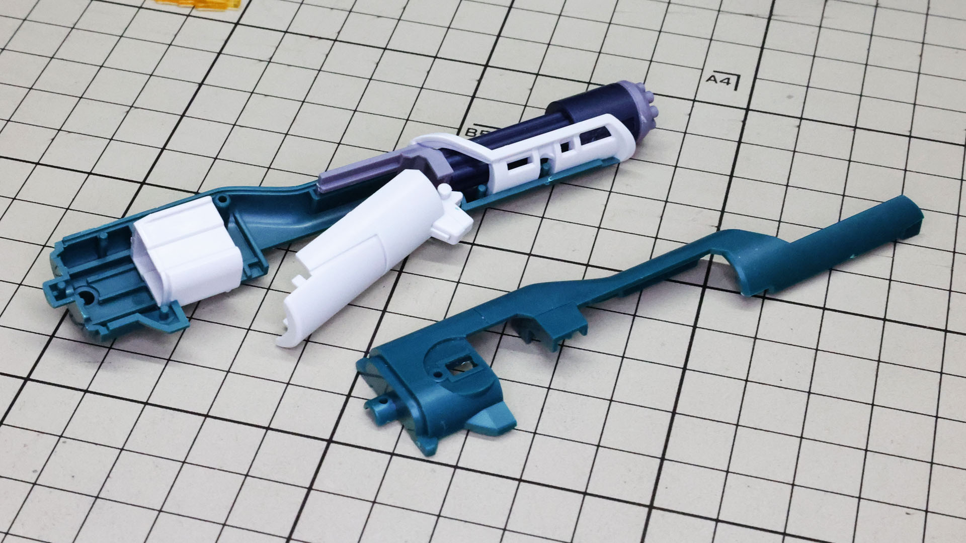 砲身やアームカバーを本体に取り付けていきます