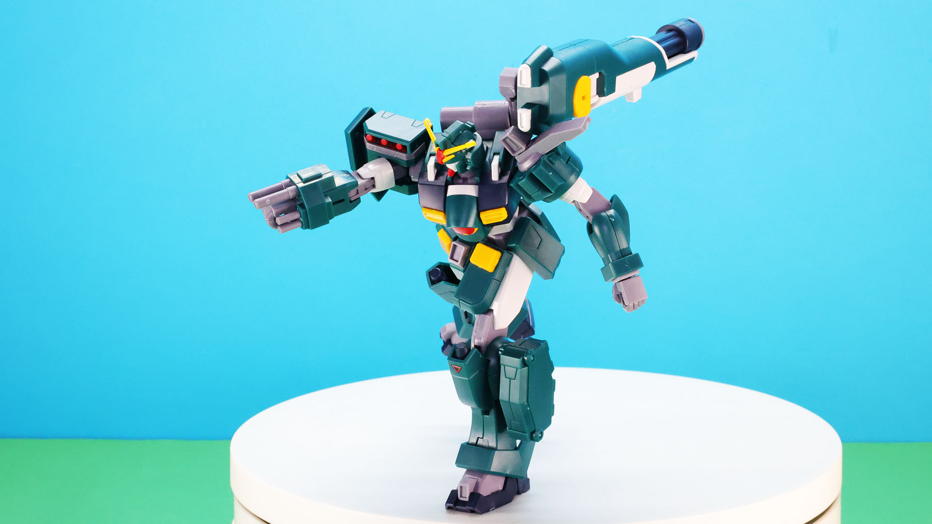 ポージングによってはインナーアームガトリングを跳ね上げても立たせることができます