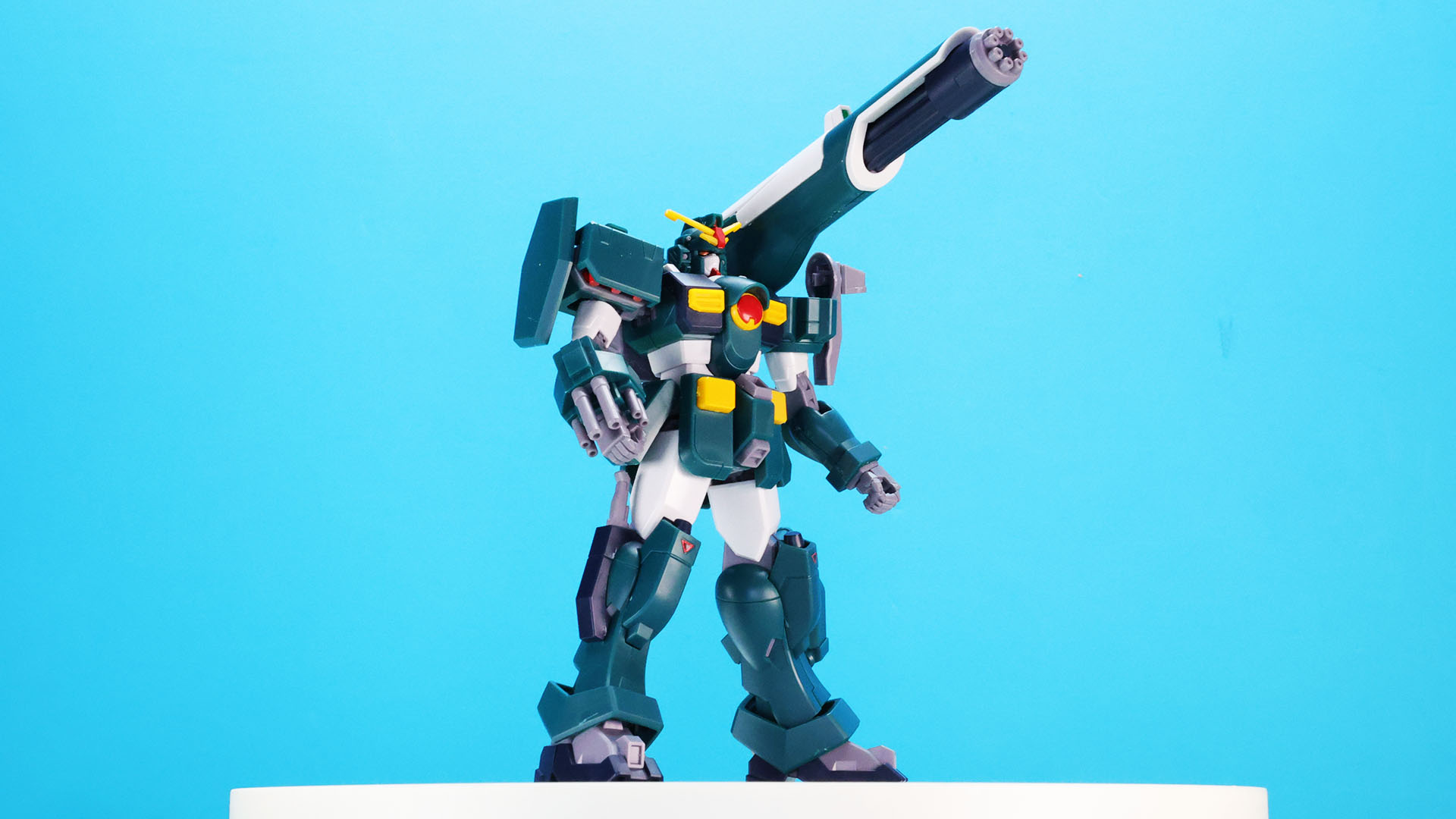 設定や劇中にはない姿でも自分なりのアクションが楽しめるのがガンプラ！