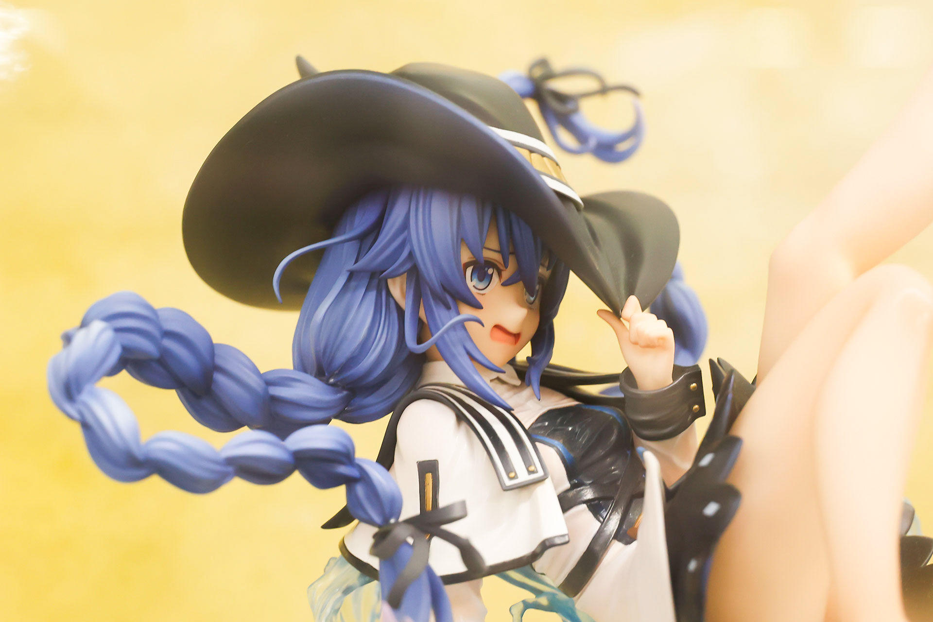 三つ編みの髪や帽子も丁寧に造形されています
