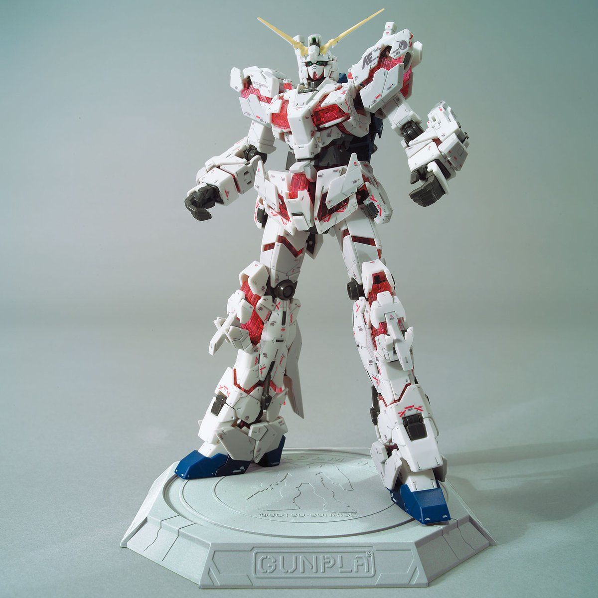 「RG 1/144 ユニコーンガンダム」をベースに立像のカラーやハンドを再現しています