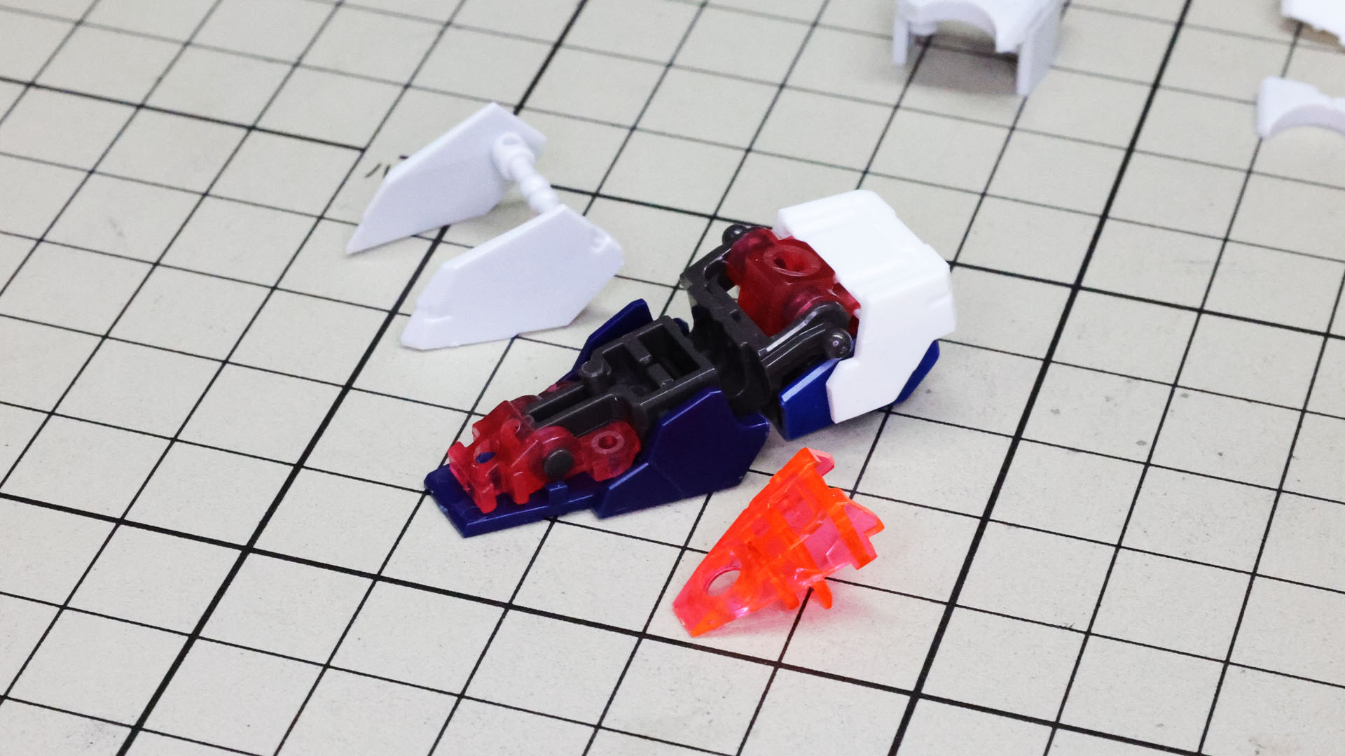 ソールにもアドヴァンスドMSフレームワークを採用！ランナーから切り出したら少しずつ折り曲げながら慣らします