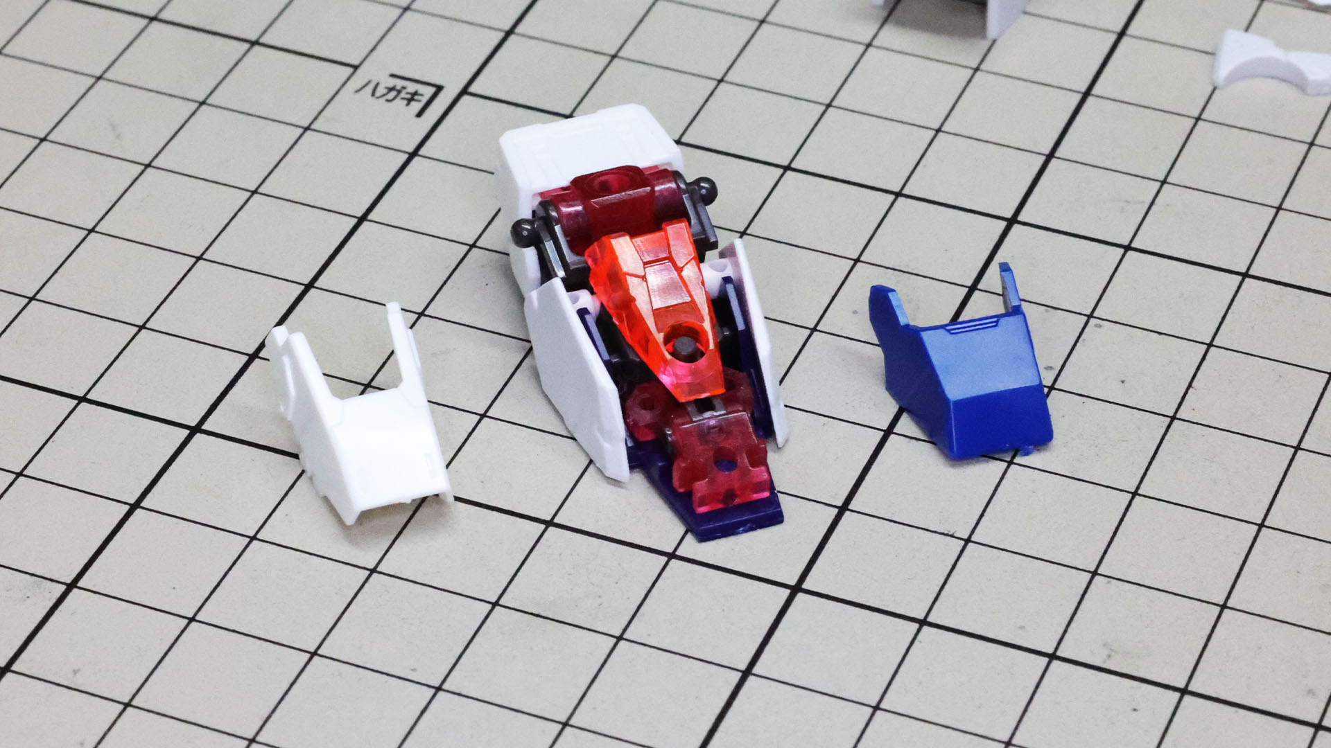 甲の部分のサイコフレーム、装甲類を取り付けていきます