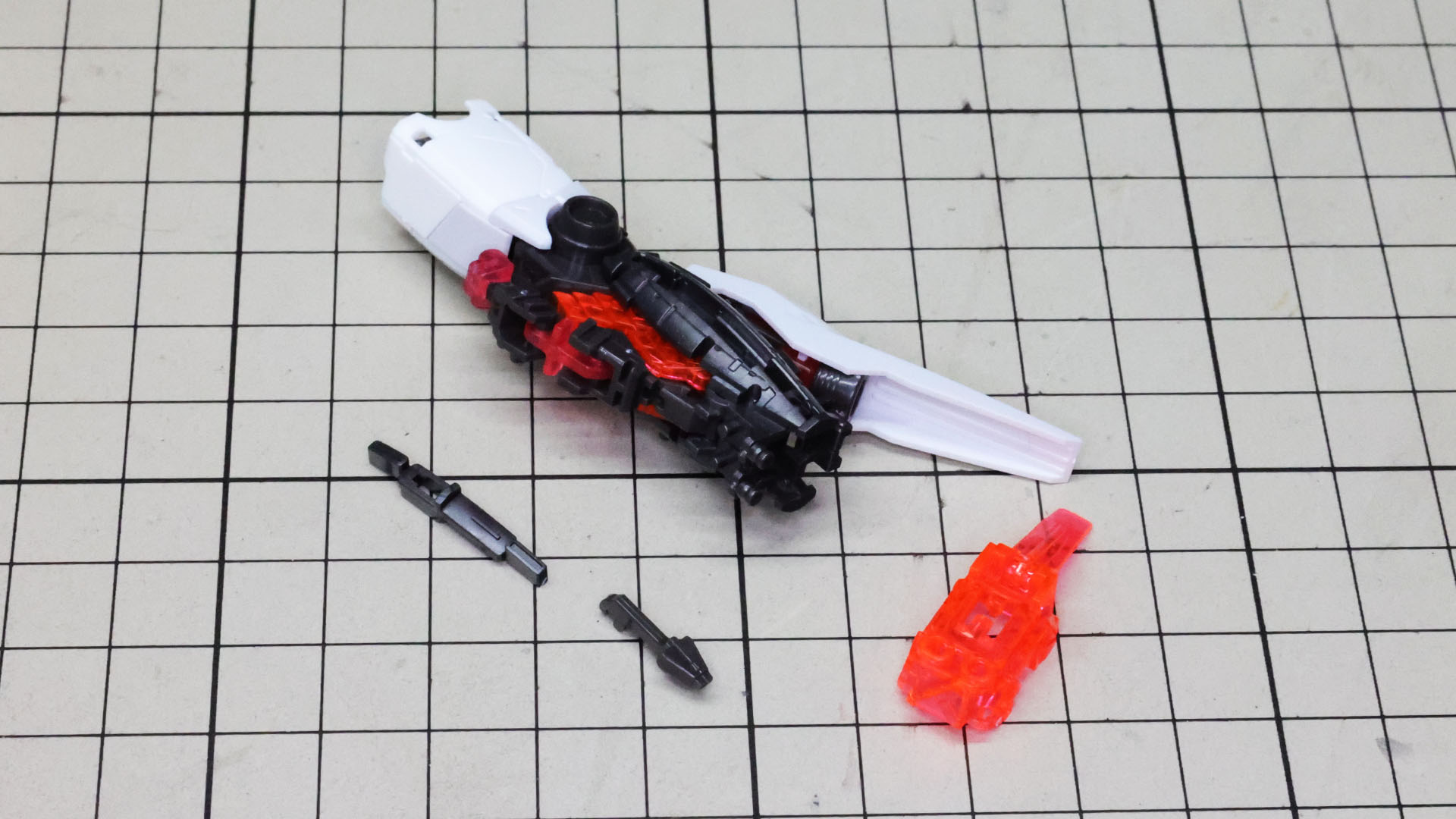 足首部のサイコフレーム等を取り付けていきます。細かいパーツ分けです！