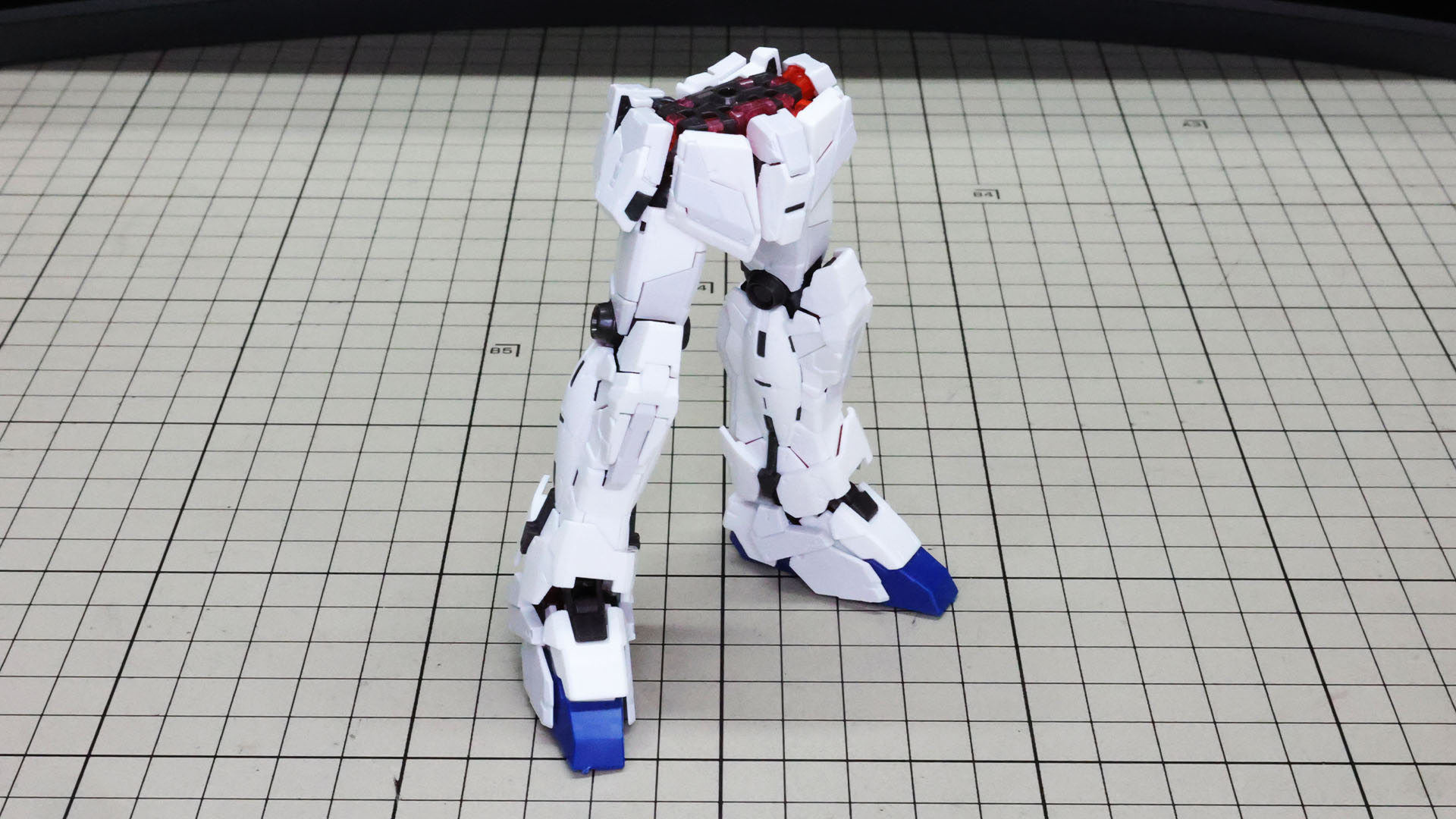 脚部を接続して下半身の完成です