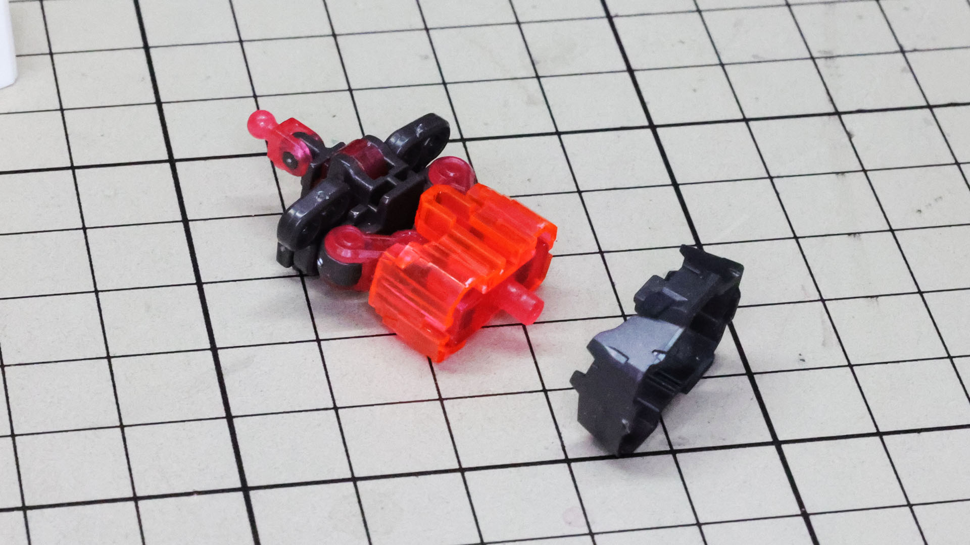 胴体部のアドヴァンスドMSフレームワークを組んでいきます。肩回りの接続軸や腹部のサイコフレームのパーツなどを取り付けます