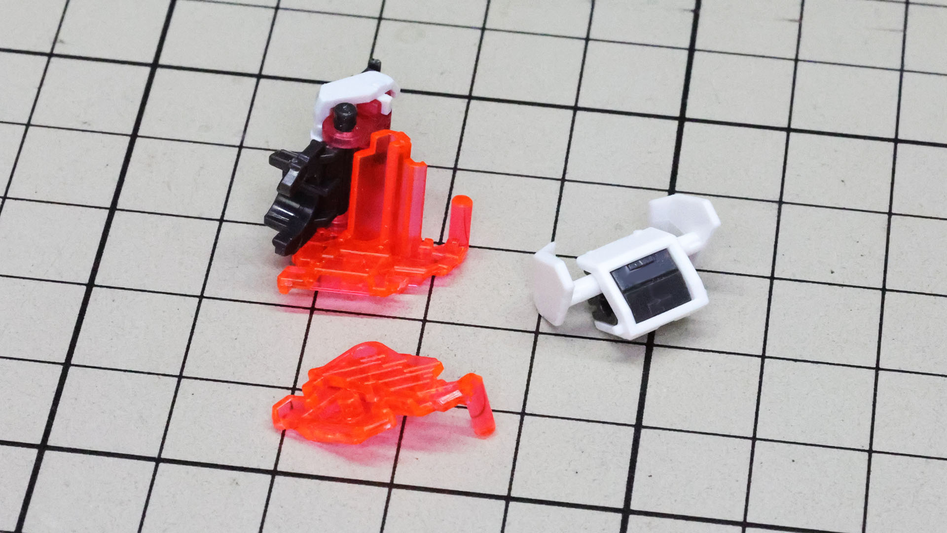 組んだ各部を肩アーマーの前後のサイコフレームに取り付けていきます