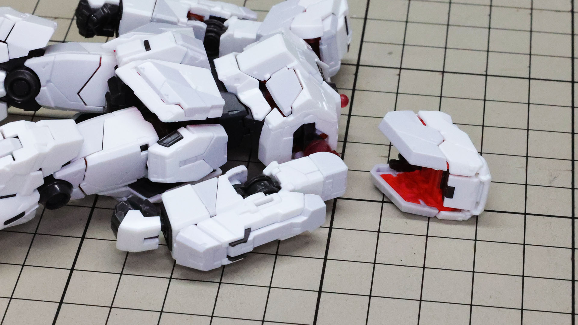組み上がった肩アーマーを上からぱちっとはめこんで完成です