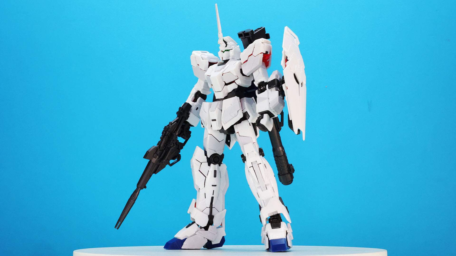 キットにはユニコーンガンダムの本来の装備も付属しています