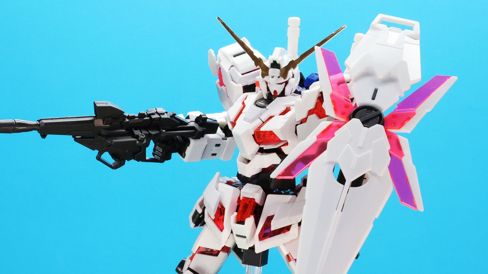 クリアーレッド素材でのサイコフレームの表現が美しい